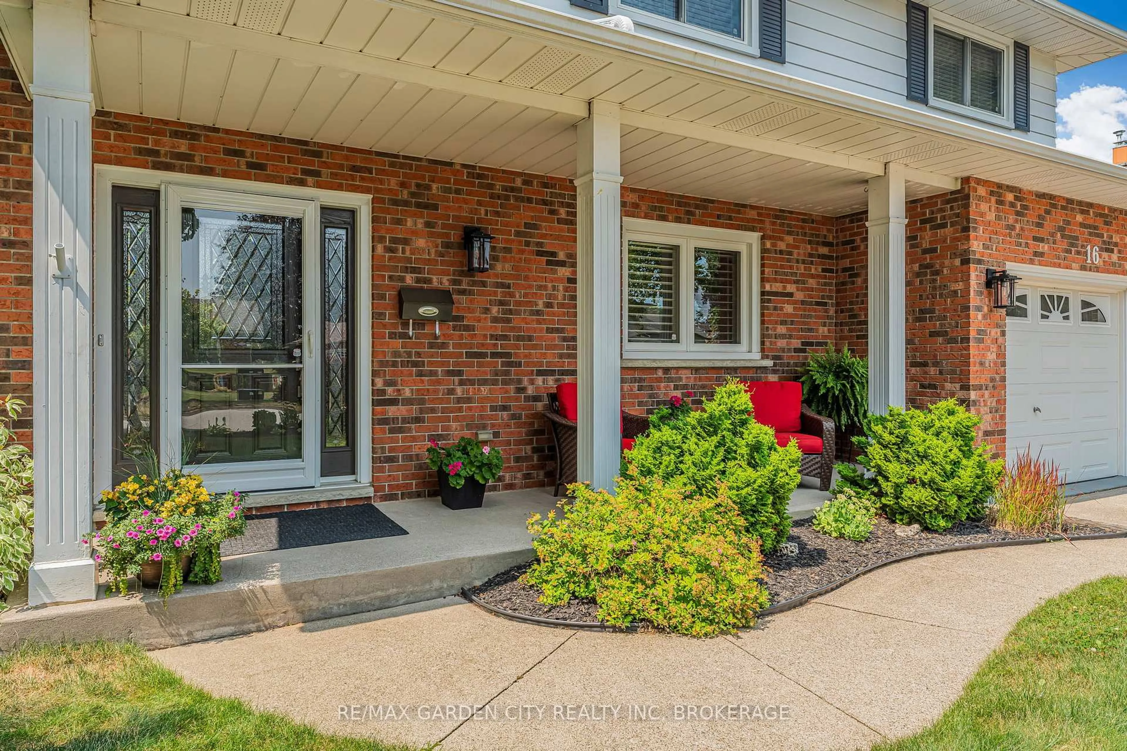 Indoor entryway for 16 Meadowbrook Cres, St. Catharines Ontario L2M 7H1