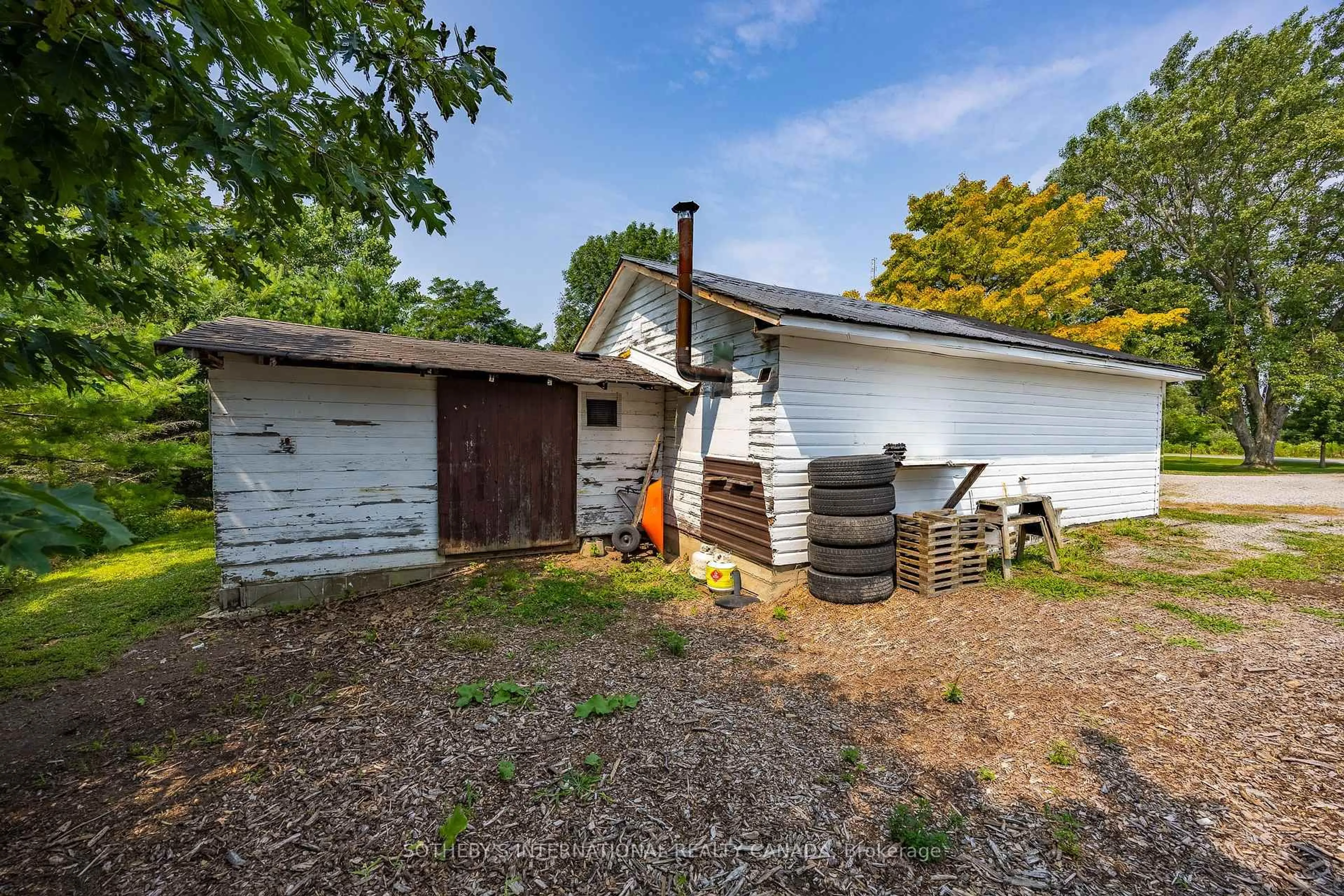 A pic from outside/outdoor area/front of a property/back of a property/a pic from drone, building for 258 Lynn Valley Rd, Norfolk Ontario N3Y 4K2