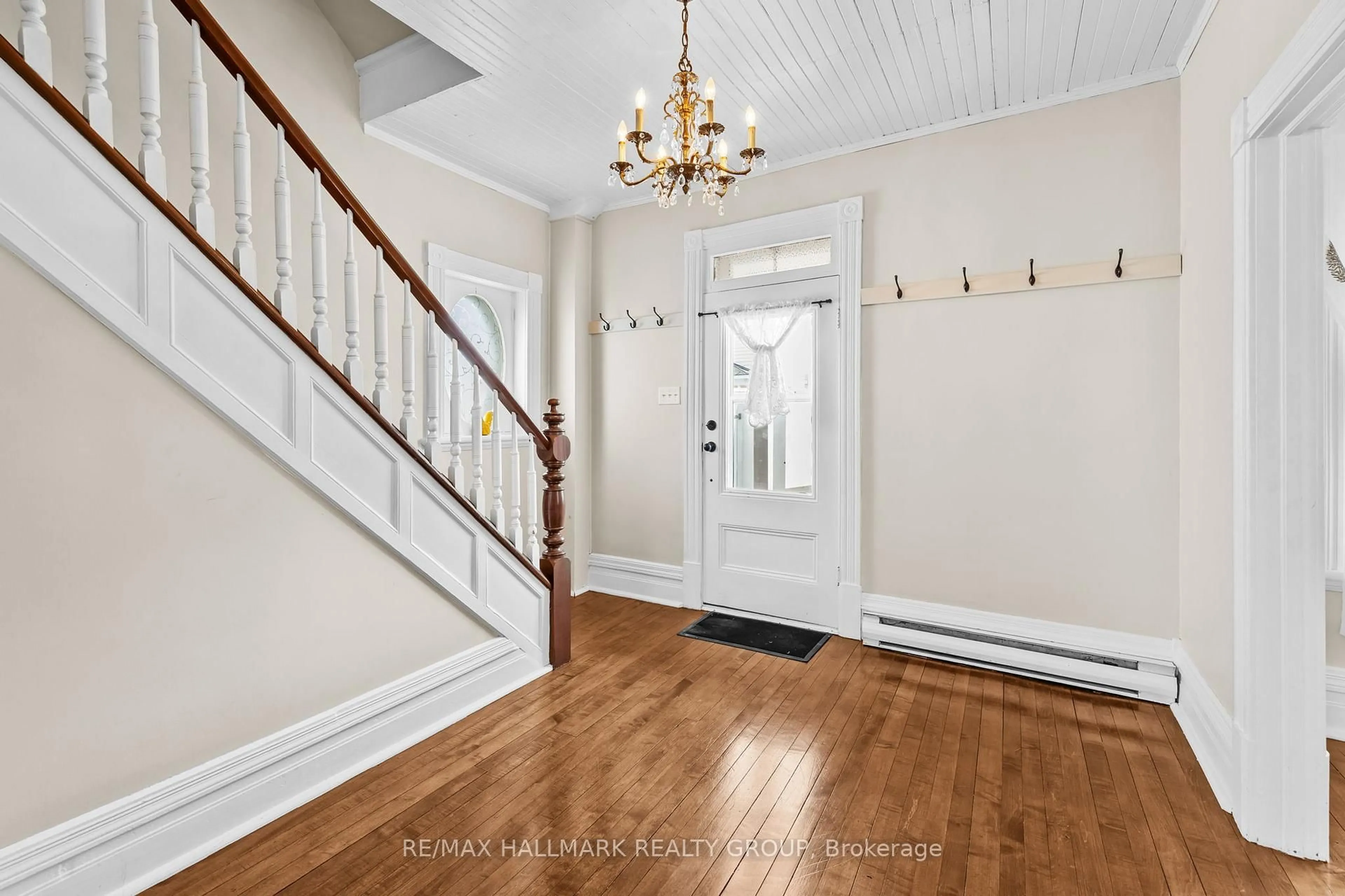 Indoor entryway for 36 Du Moulin St, Alfred and Plantagenet Ontario K0B 1A0