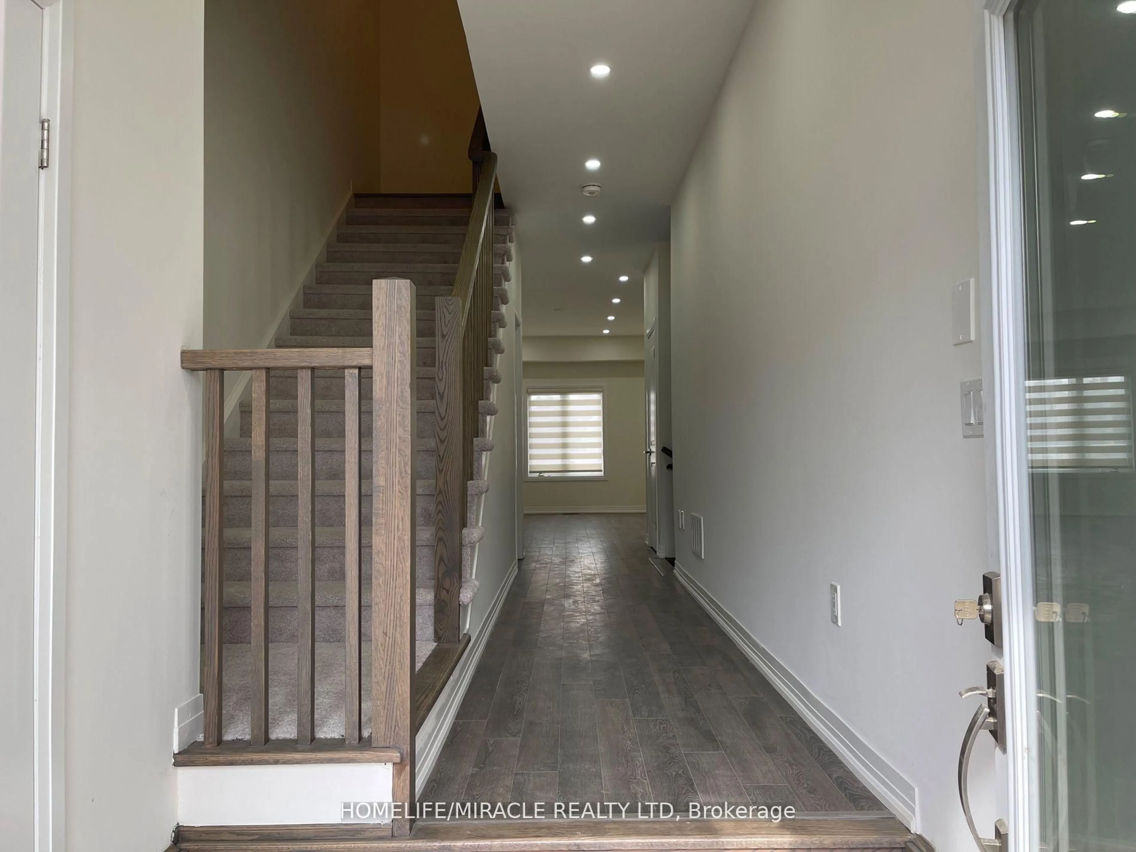 Indoor foyer for 27 George Briar Dr, Brant Ontario N3L 0L1