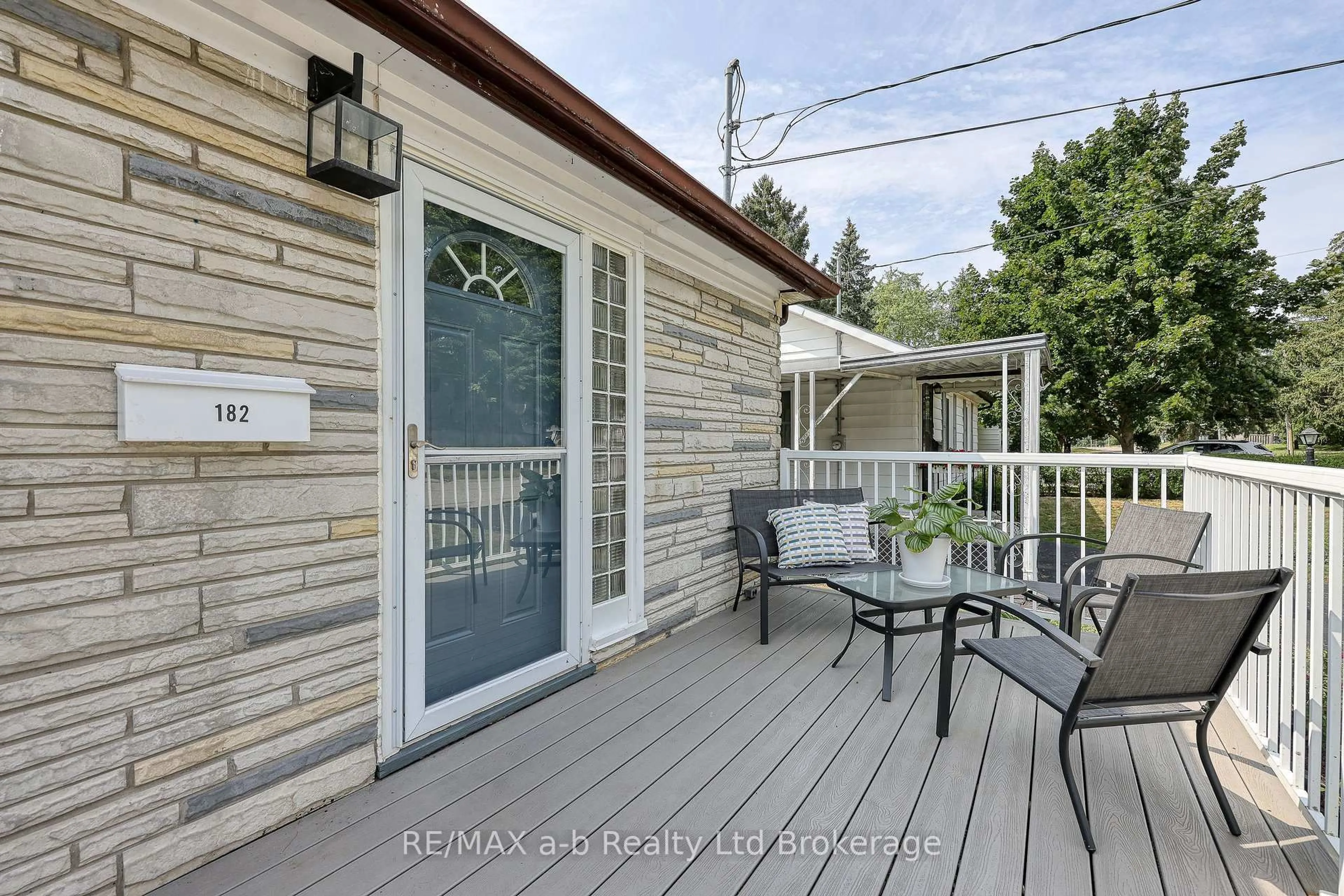 Patio, street for 182 Waterloo St, Woodstock Ontario N4S 2T7