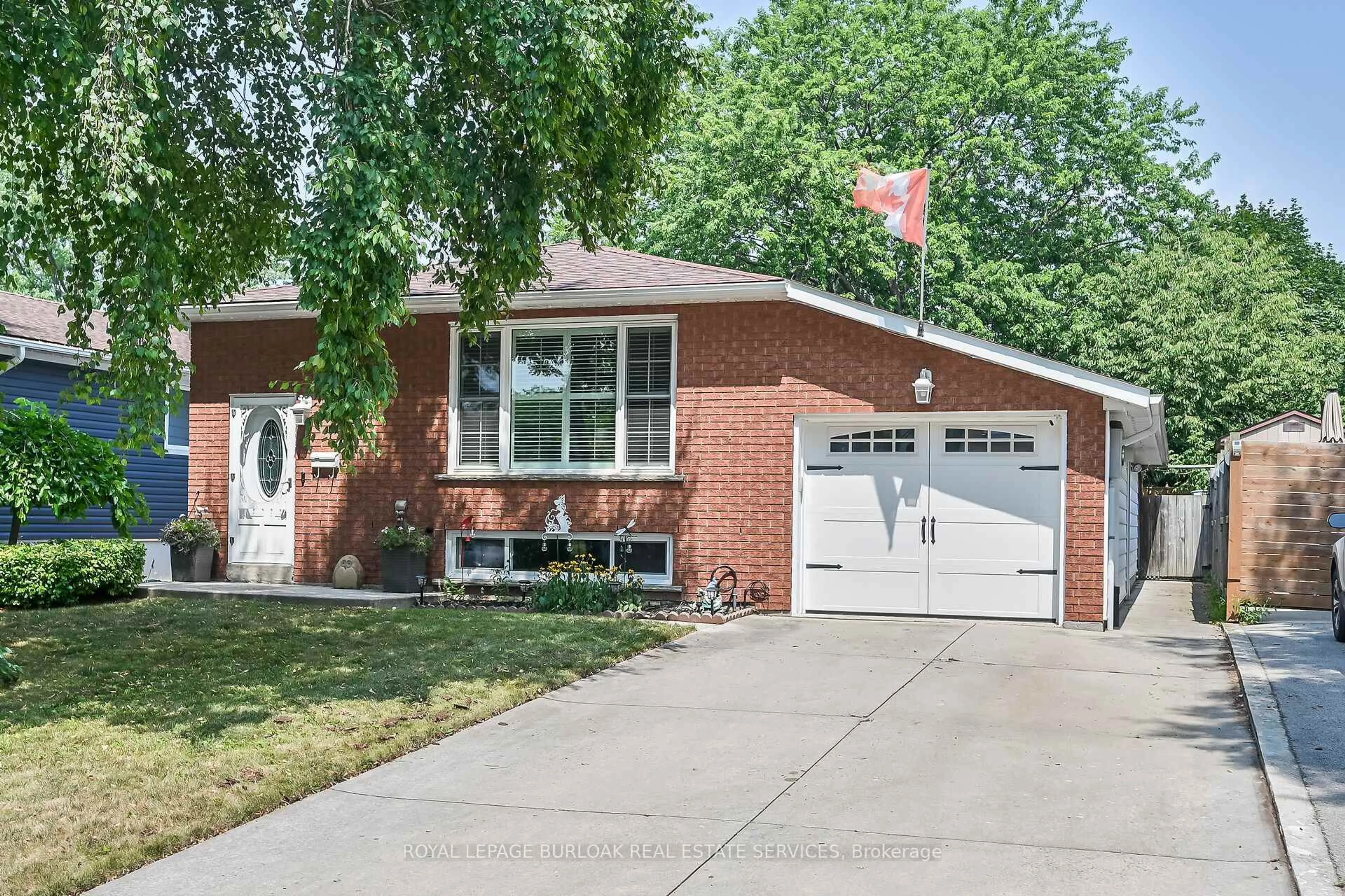 Home with brick exterior material, street for 39 Heatherdale Pl, Hamilton Ontario L9C 6K7