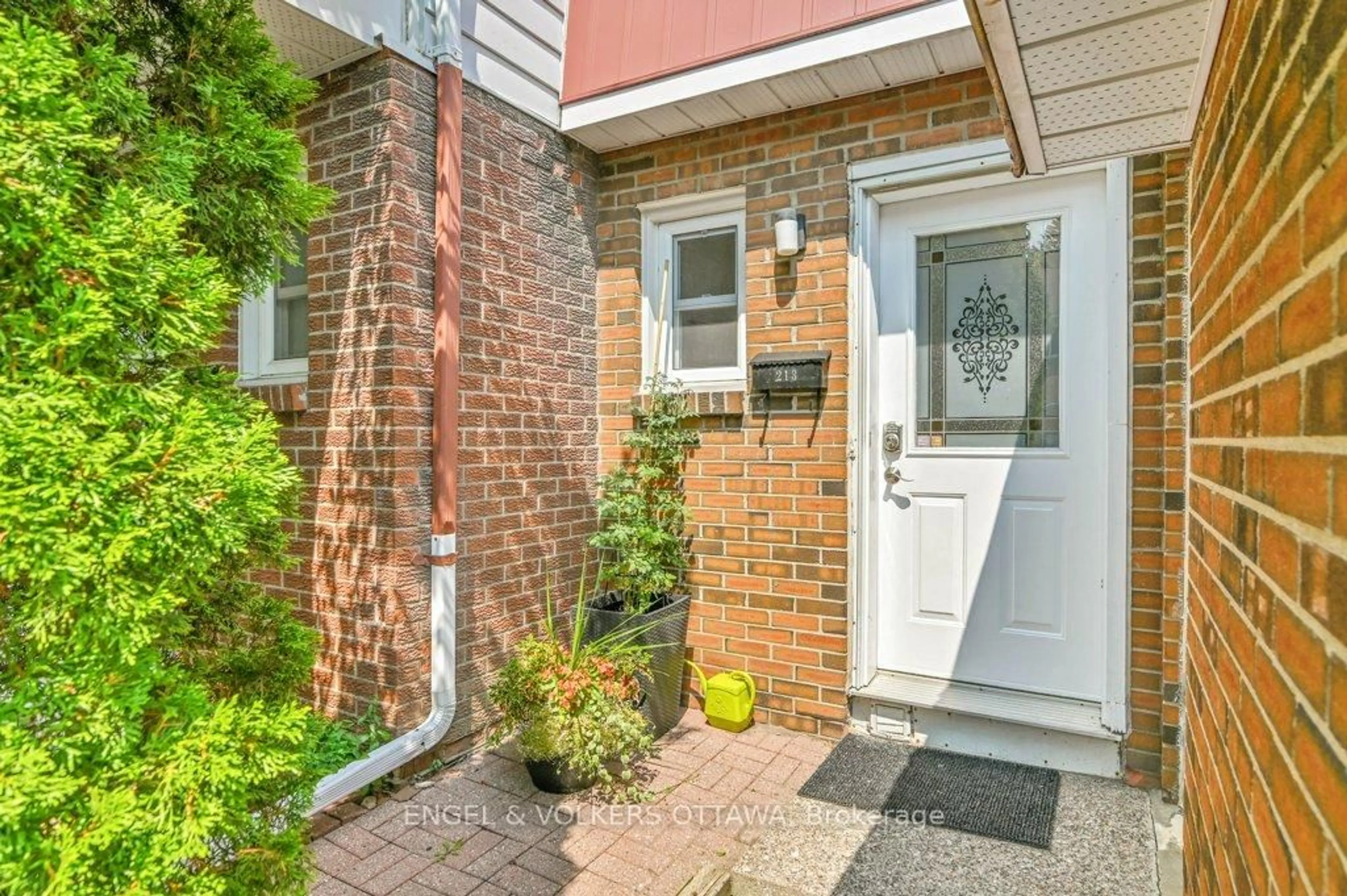 Indoor entryway for 213 Romulus Private #107, Ottawa Ontario K1K 3Y2