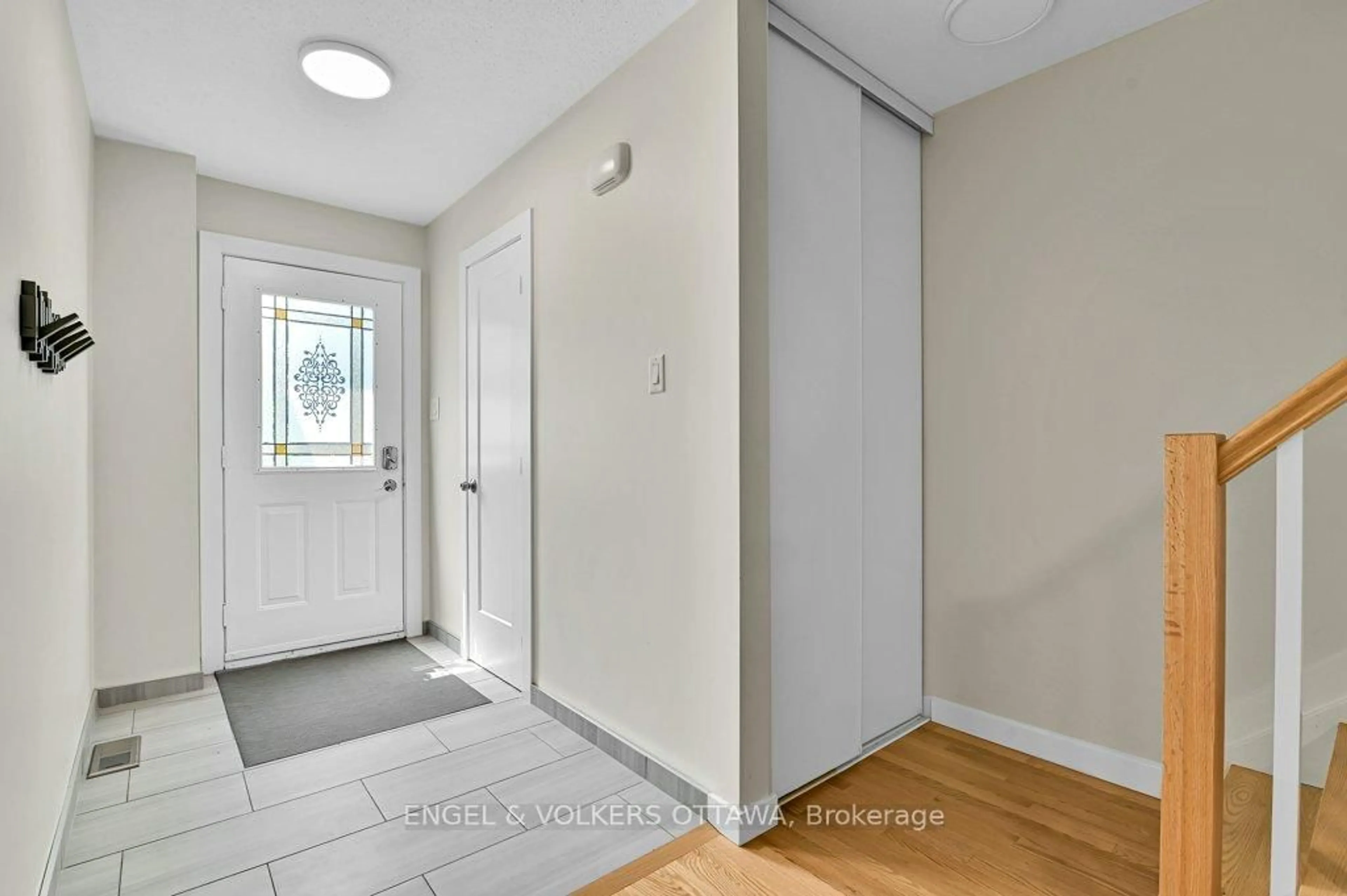 Indoor entryway for 213 Romulus Private #107, Ottawa Ontario K1K 3Y2