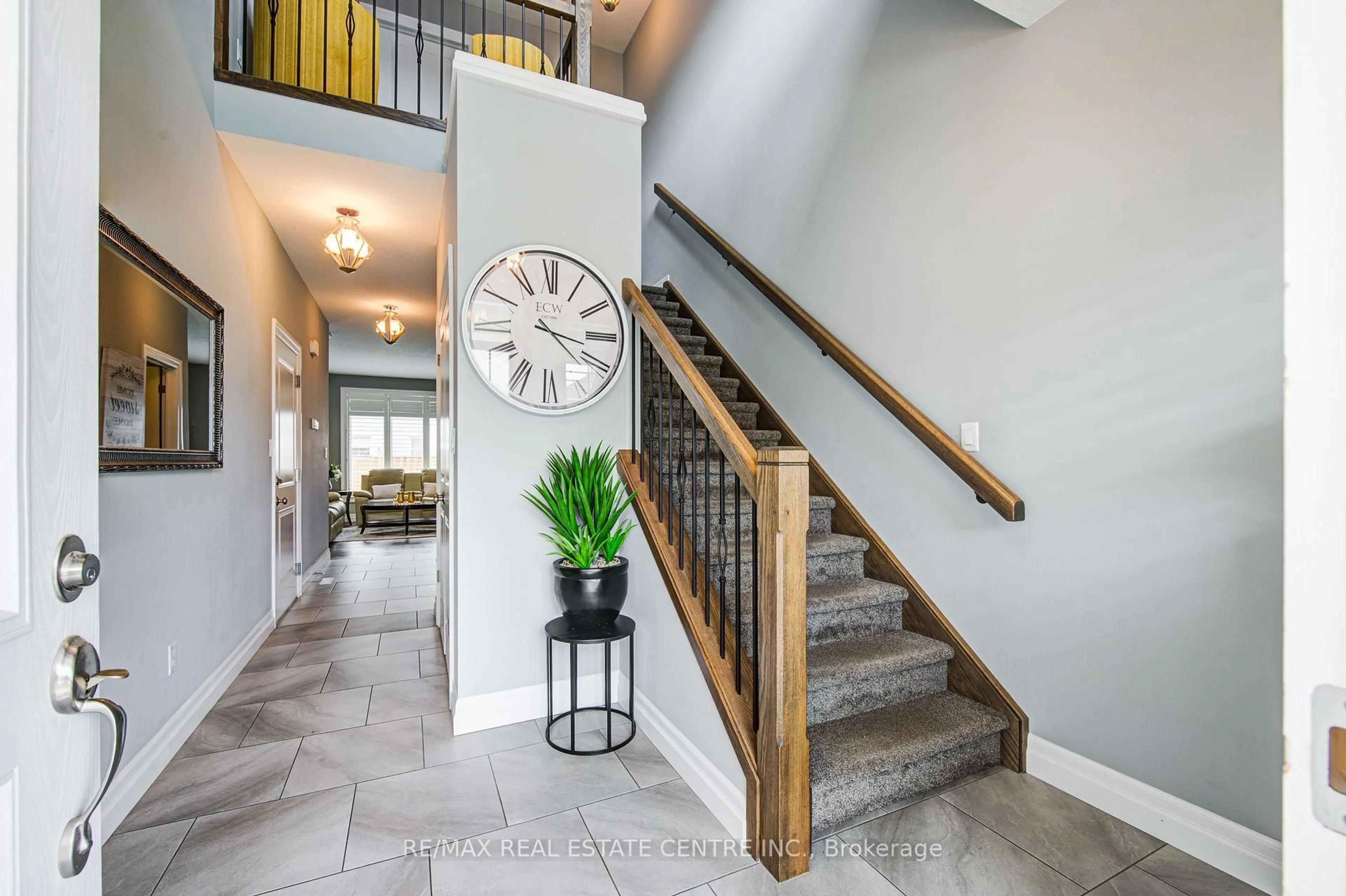 Indoor entryway for 943 Downing Dr, Woodstock Ontario N4T 0K4
