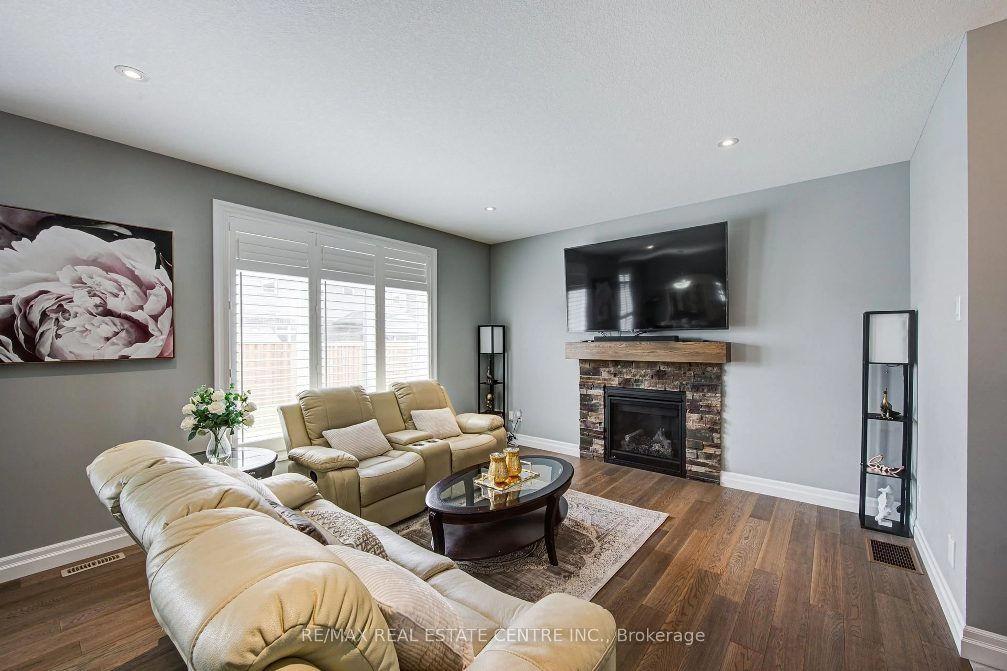 Living room with furniture, wood/laminate floor for 943 Downing Dr, Woodstock Ontario N4T 0K4
