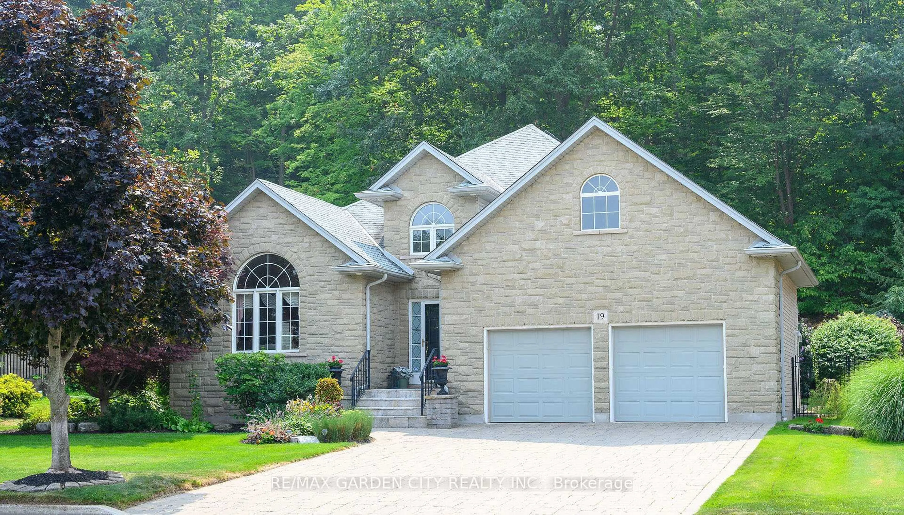 Home with brick exterior material, street for 19 BELL Ave, Grimsby Ontario L3M 1B2