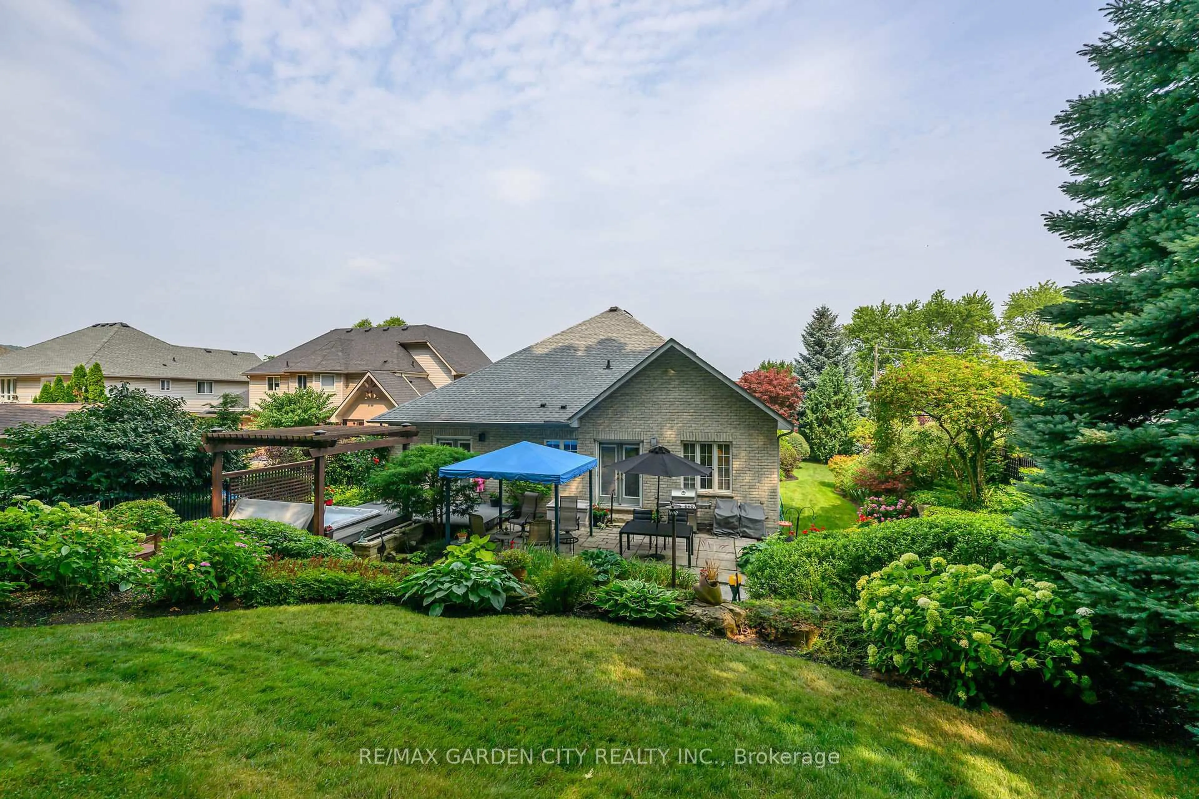 A pic from outside/outdoor area/front of a property/back of a property/a pic from drone, water/lake/river/ocean view for 19 BELL Ave, Grimsby Ontario L3M 1B2