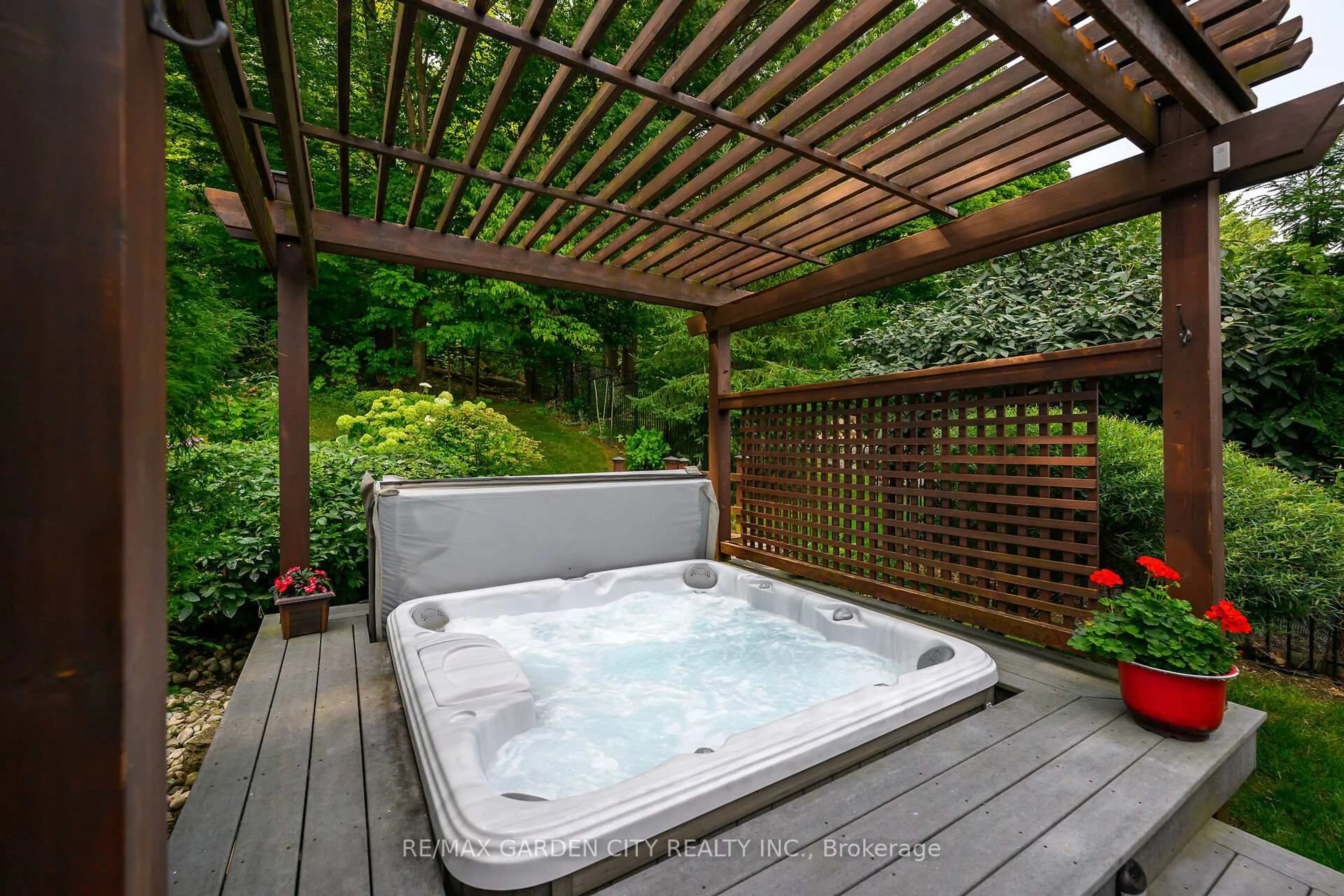 Patio, water/lake/river/ocean view for 19 BELL Ave, Grimsby Ontario L3M 1B2
