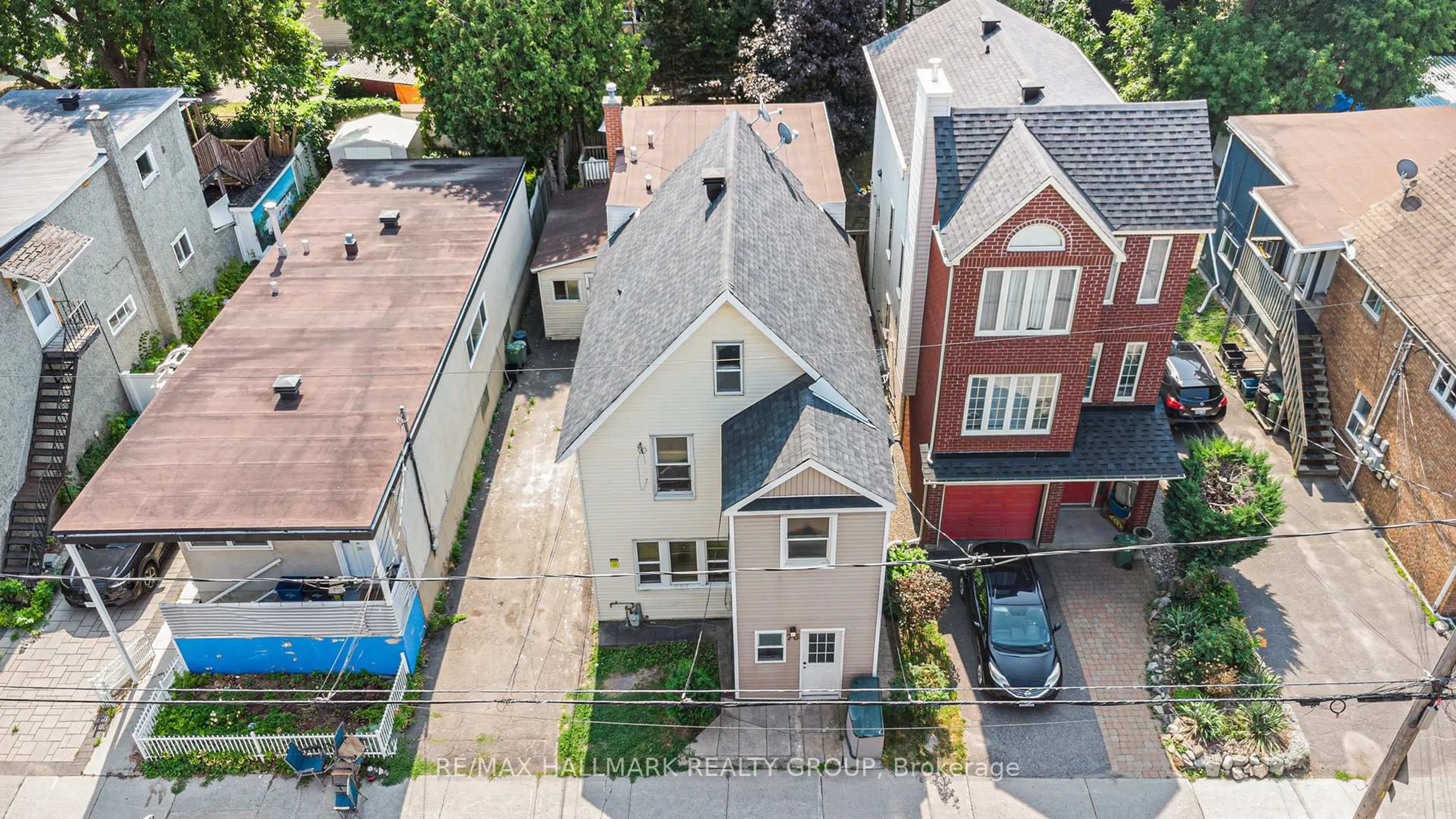 A pic from outside/outdoor area/front of a property/back of a property/a pic from drone, street for 76 Barrette St, Ottawa Ontario K1L 8A3