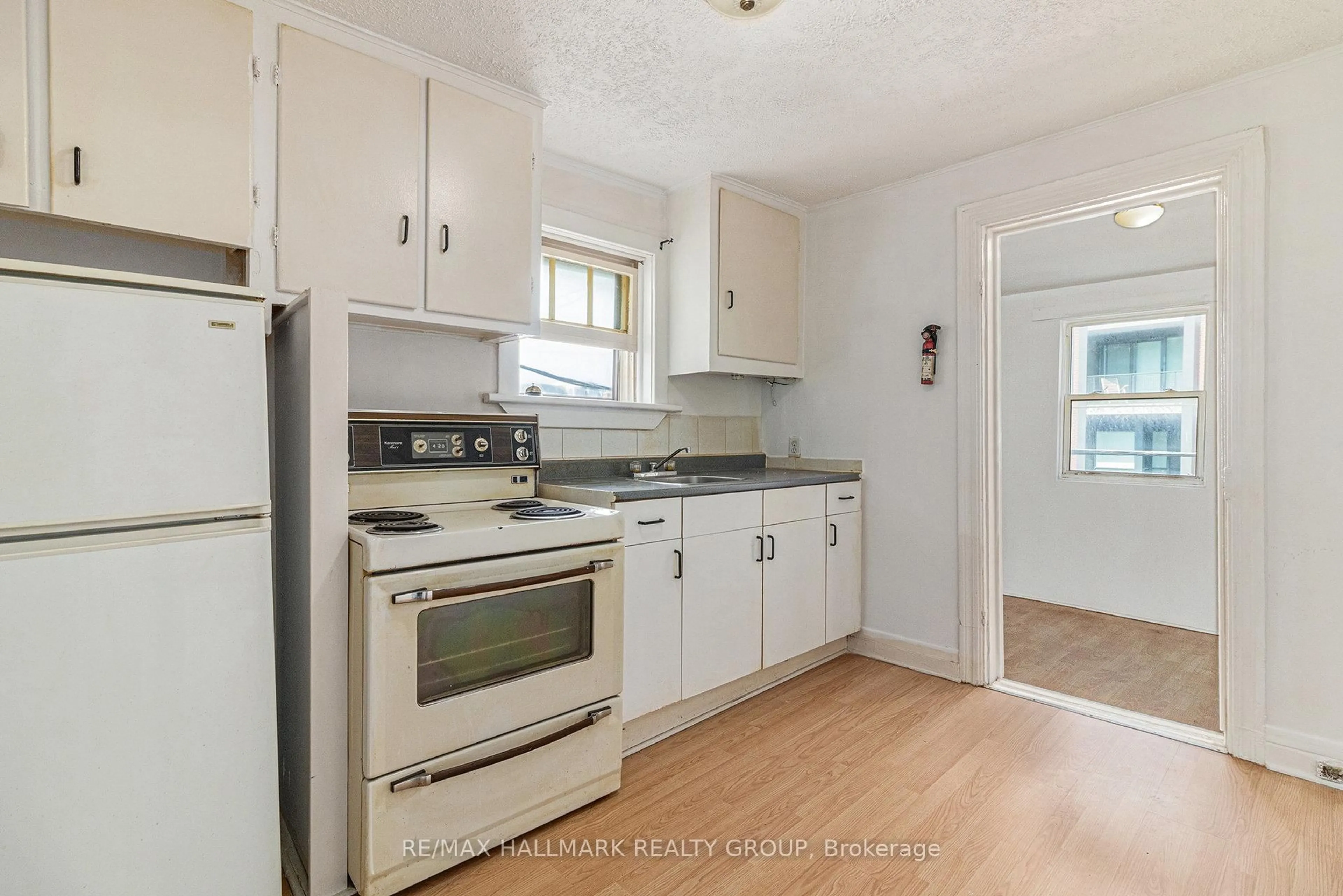 Standard kitchen, unknown for 76 Barrette St, Ottawa Ontario K1L 8A3