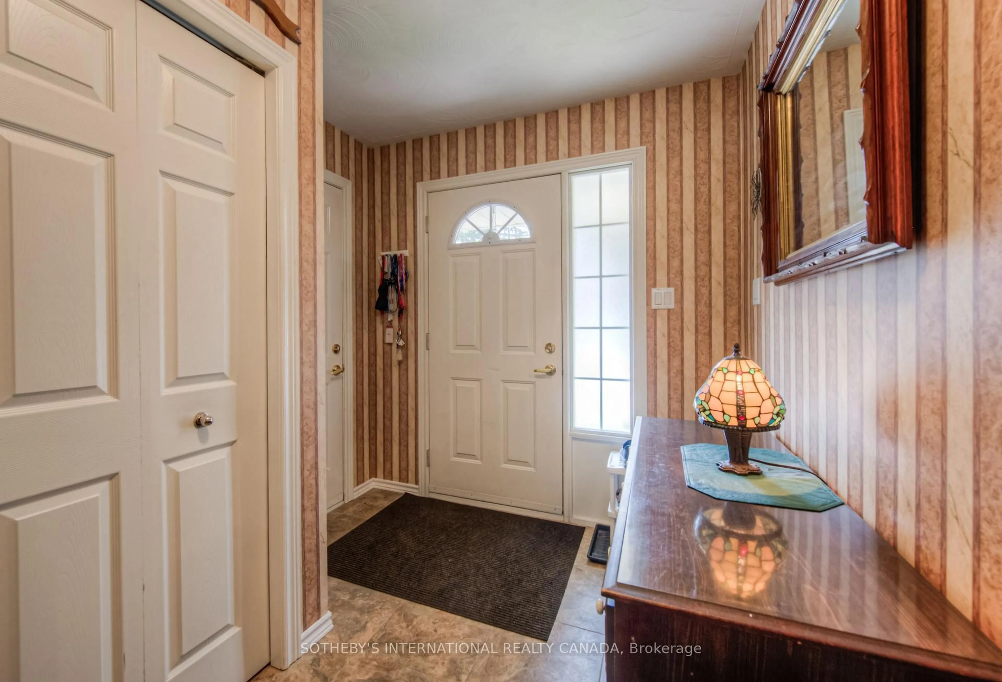 Indoor entryway for 150 Oak St #8, Norfolk Ontario N3Y 5M5