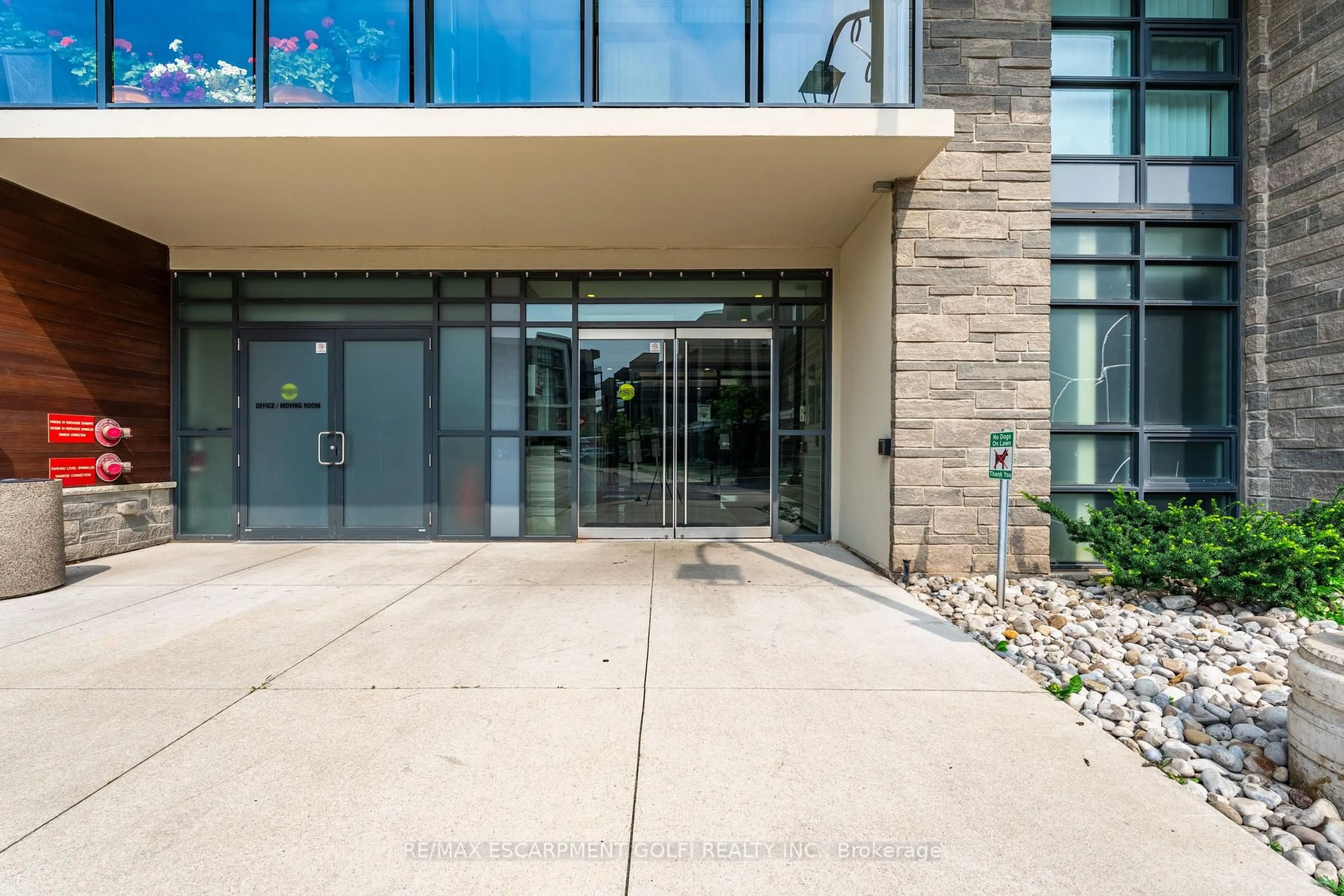 Indoor foyer for 101 Shoreview Pl #530, Hamilton Ontario L8E 0K2