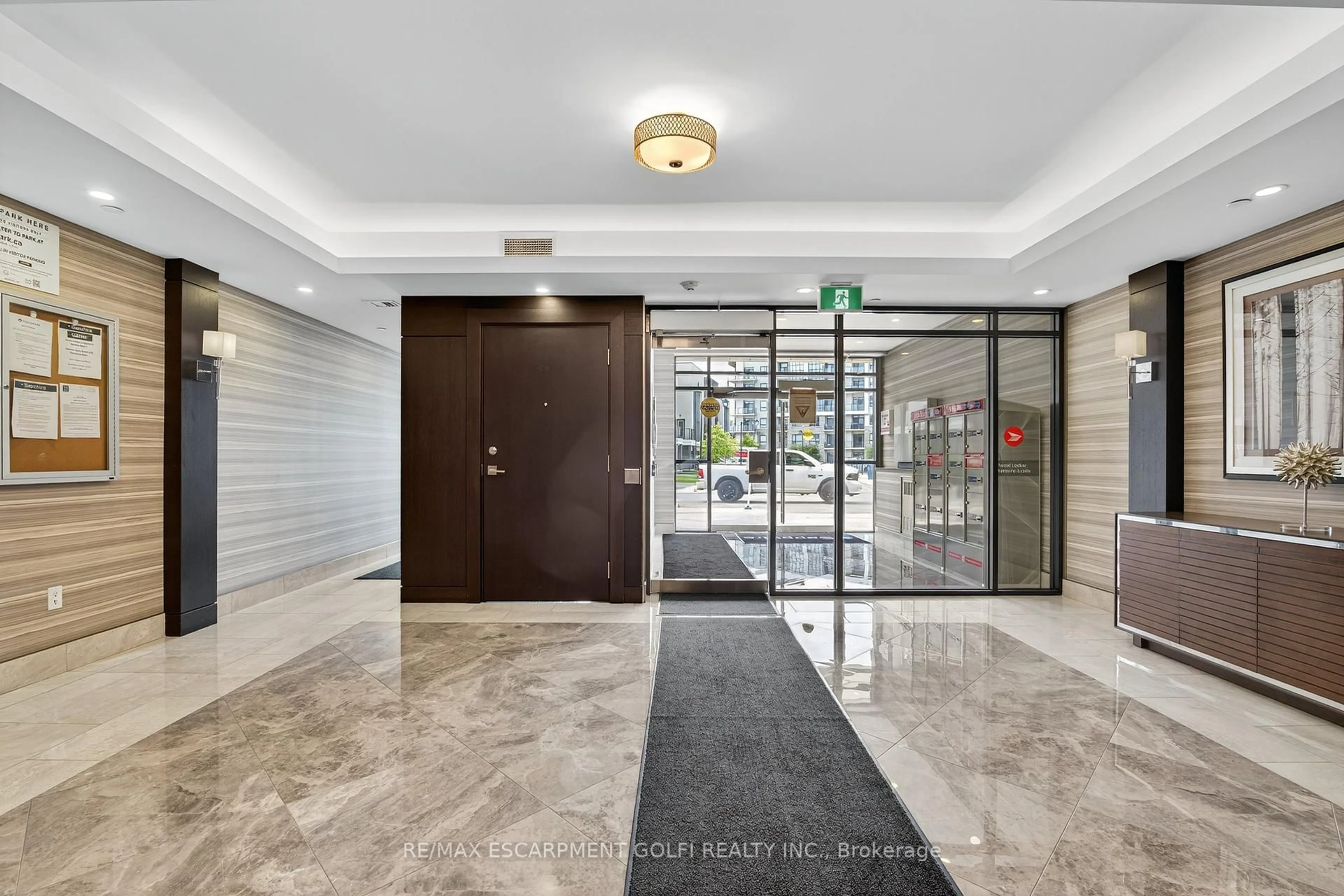Indoor foyer for 101 Shoreview Pl #530, Hamilton Ontario L8E 0K2