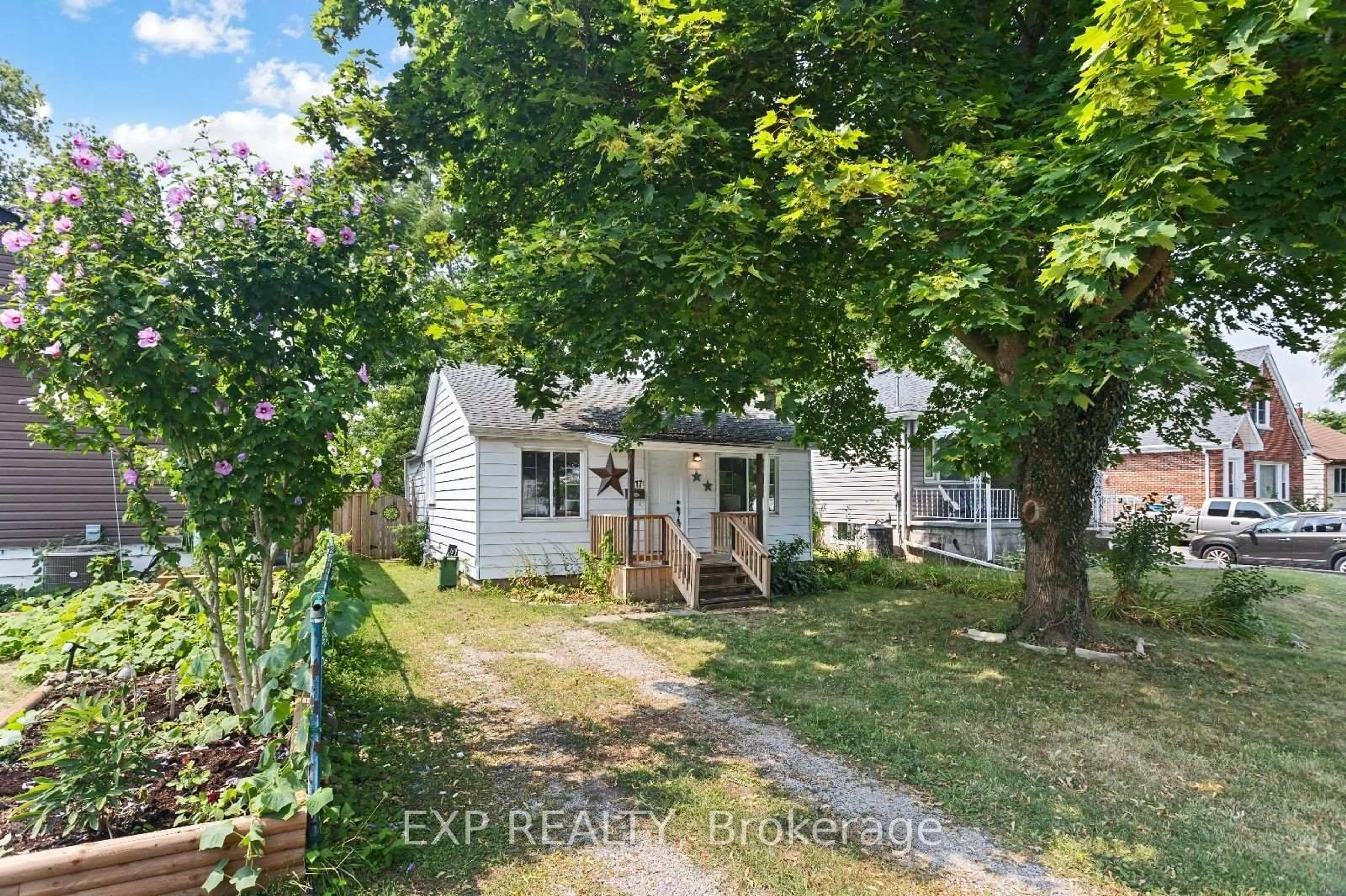 A pic from outside/outdoor area/front of a property/back of a property/a pic from drone, street for 117 Stuart St, London East Ontario N5Y 1S5