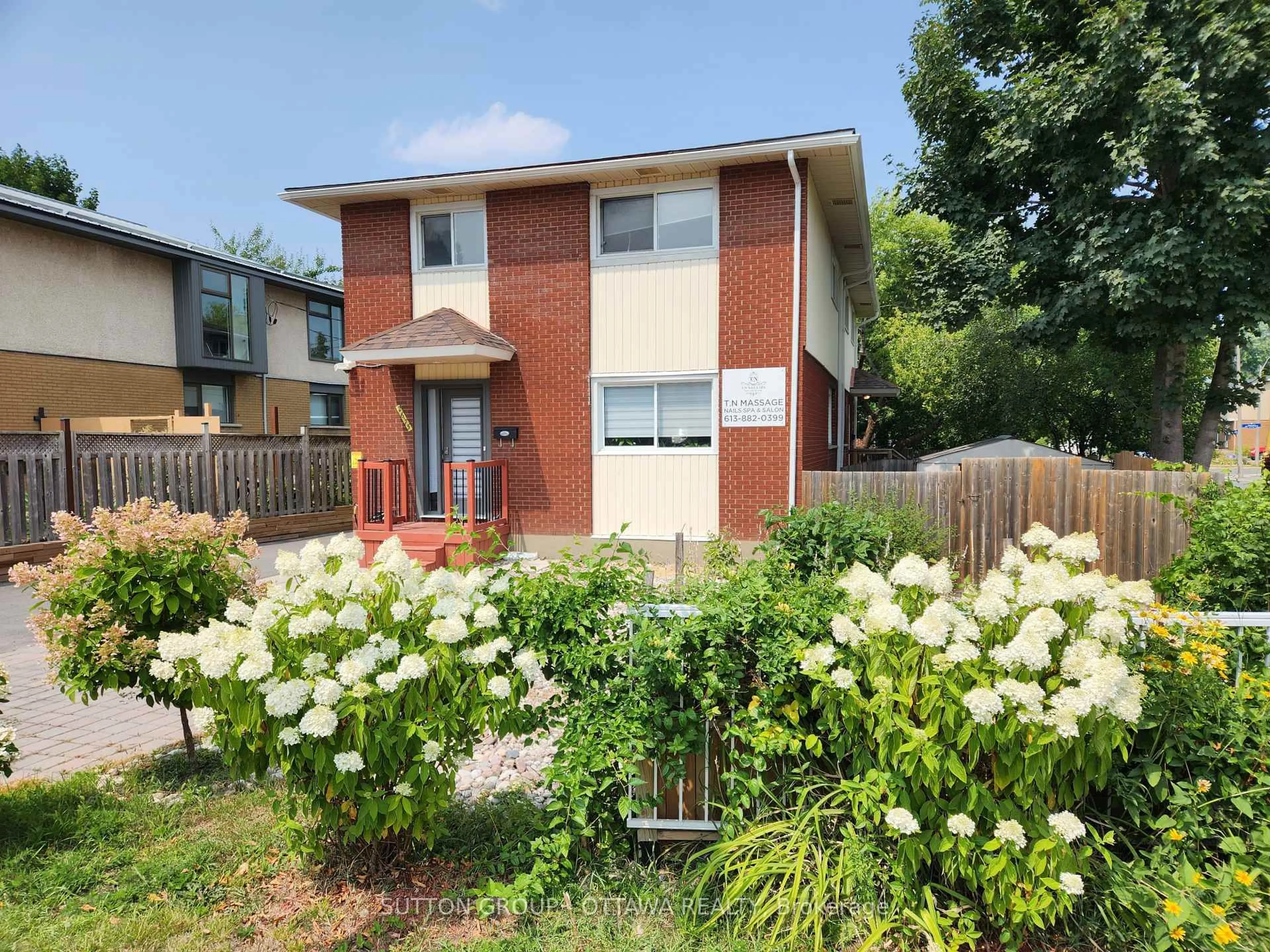 A pic from outside/outdoor area/front of a property/back of a property/a pic from drone, street for 2675 Marie St, Ottawa Ontario K2B 7E3