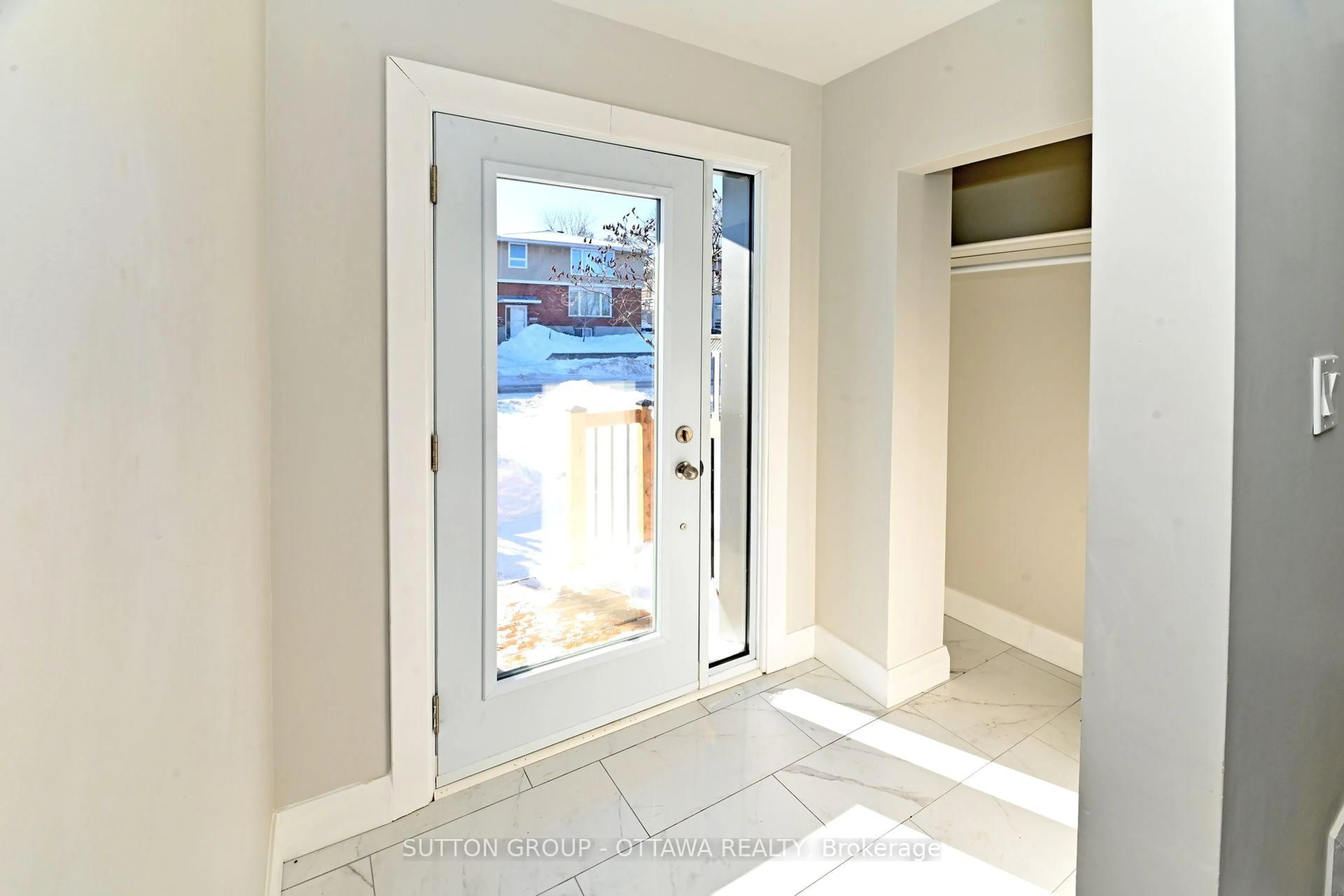 Indoor entryway for 2675 Marie St, Ottawa Ontario K2B 7E3