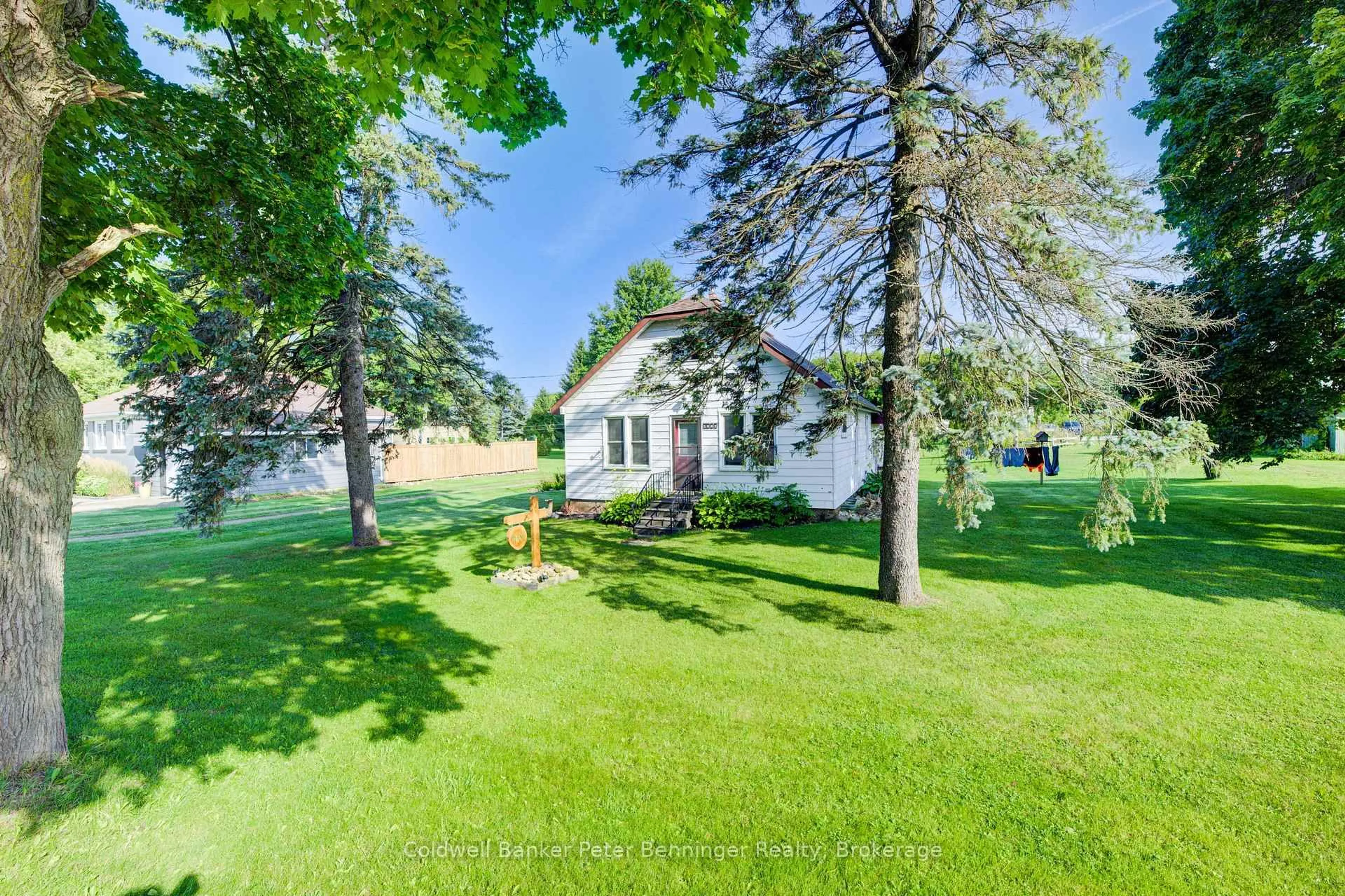 A pic from outside/outdoor area/front of a property/back of a property/a pic from drone, unknown for 1081 Harriston Rd, Howick Ontario N0G 2X0
