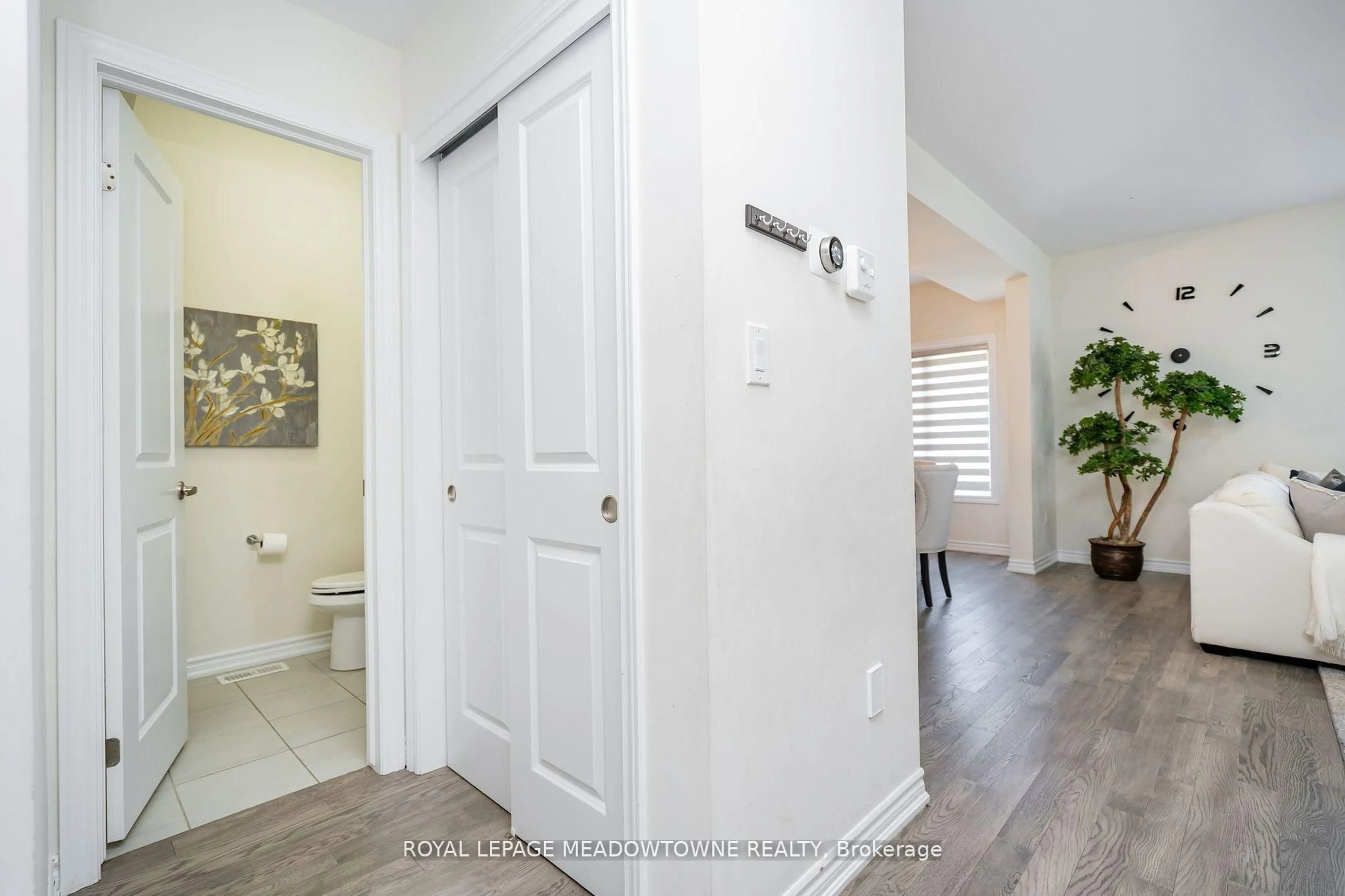 Indoor entryway for 16 Bethune Ave, Welland Ontario L3B 0H5