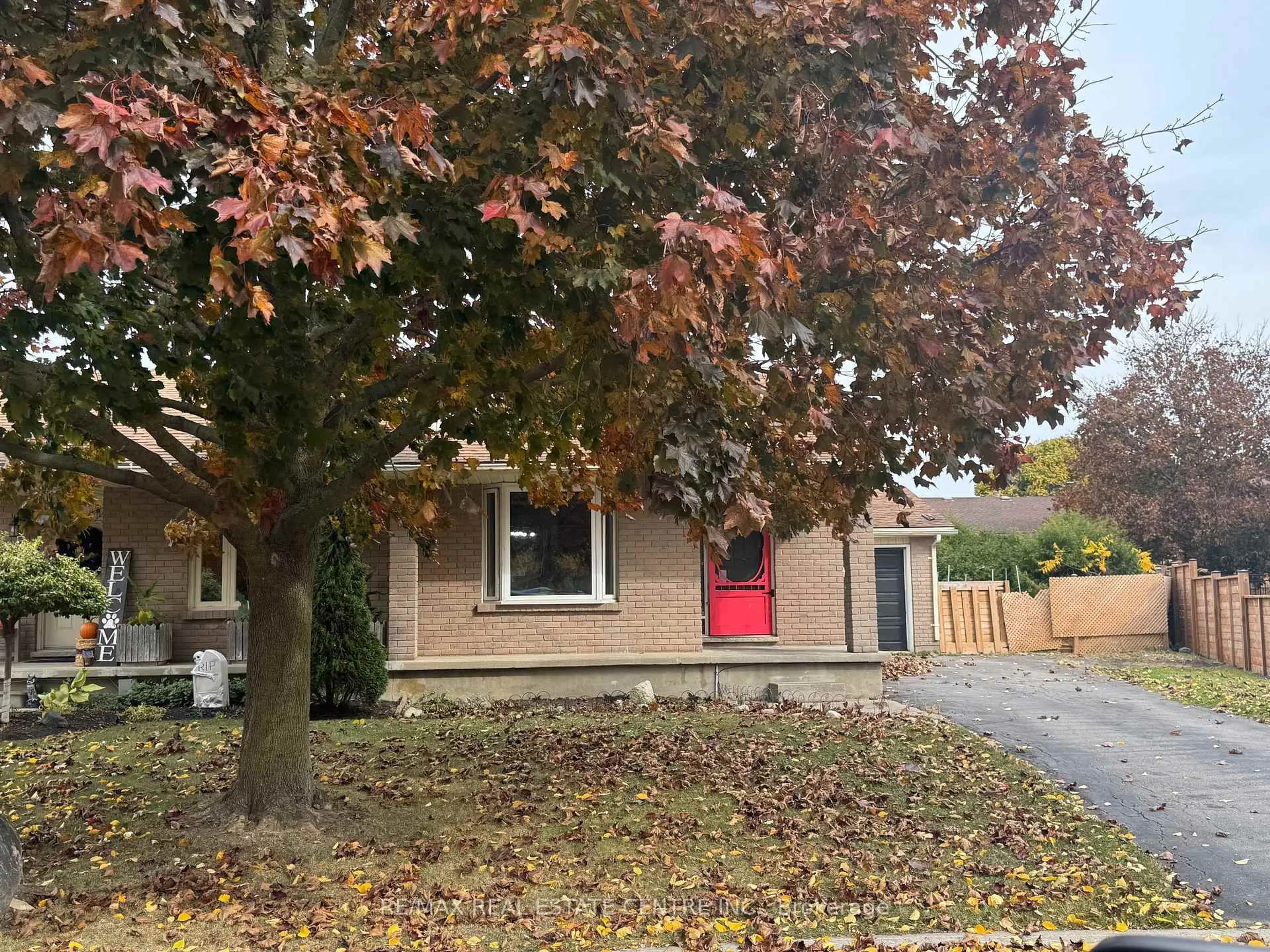 A pic from outside/outdoor area/front of a property/back of a property/a pic from drone, street for 26 Polley Pl, Stratford Ontario N4Z 1C9
