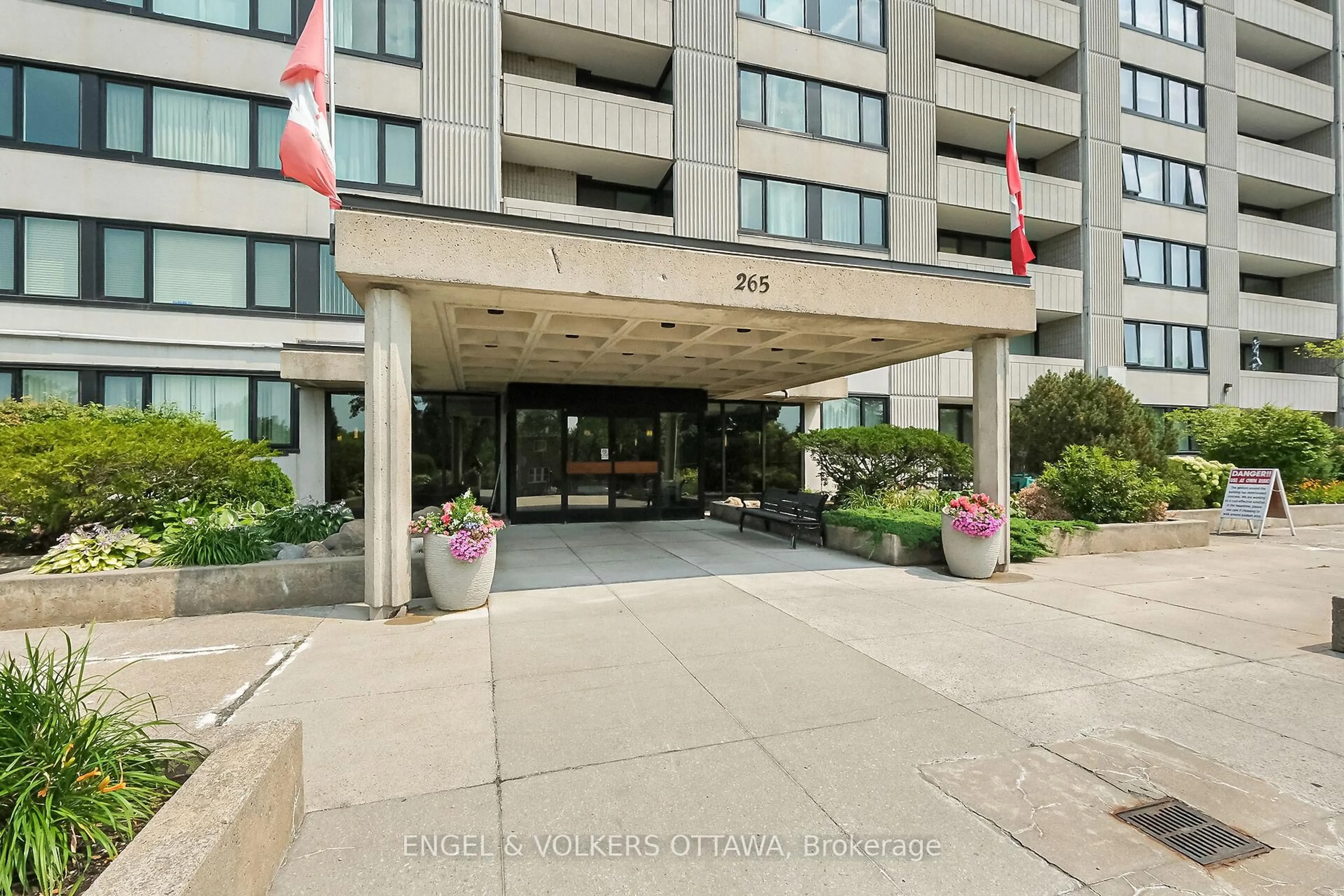 Indoor foyer for 265 Poulin Ave #408, Ottawa Ontario K2B 7Y8