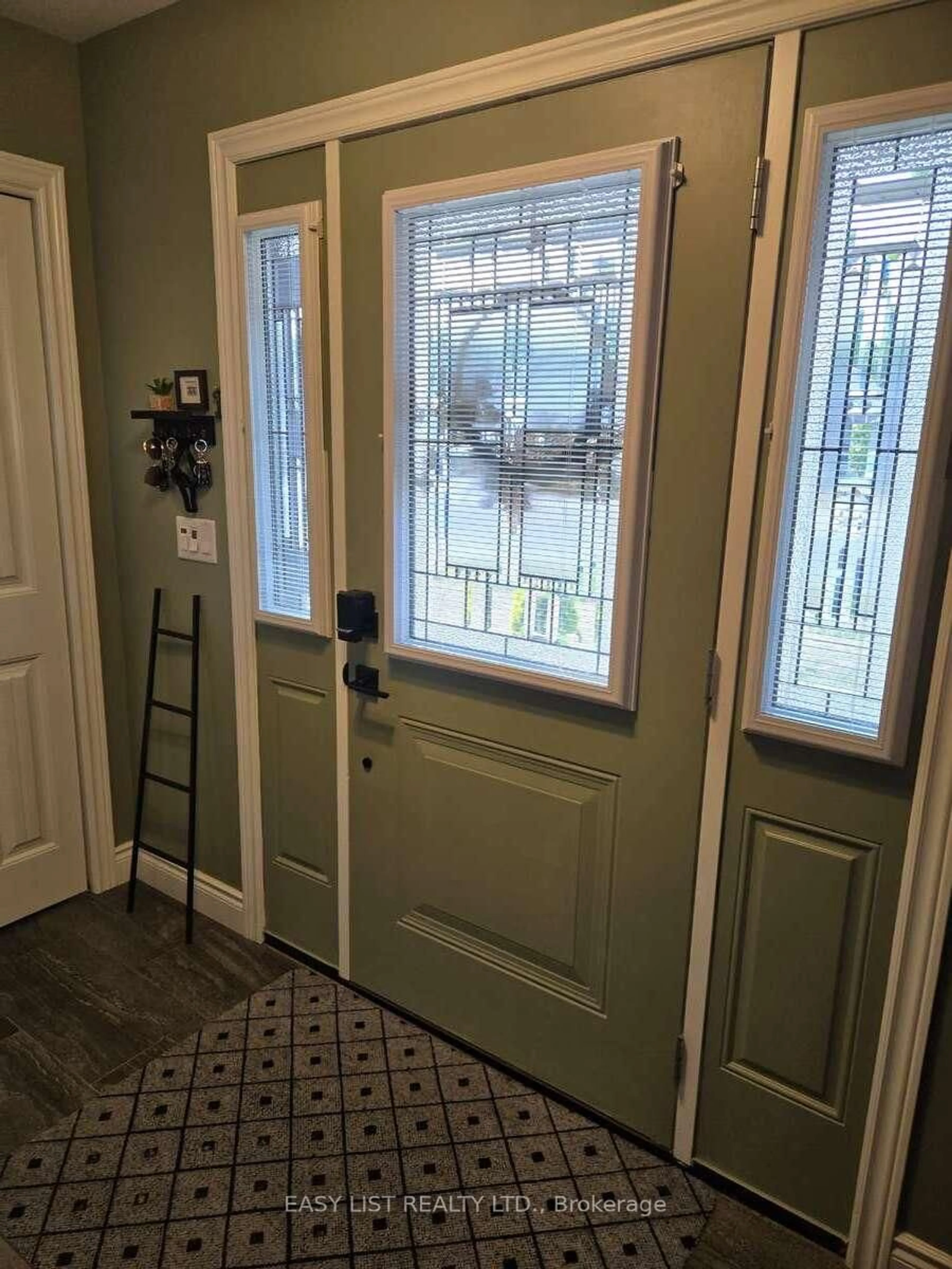 Indoor entryway for 40 Cortland Way, Brighton Ontario K0K 1H0