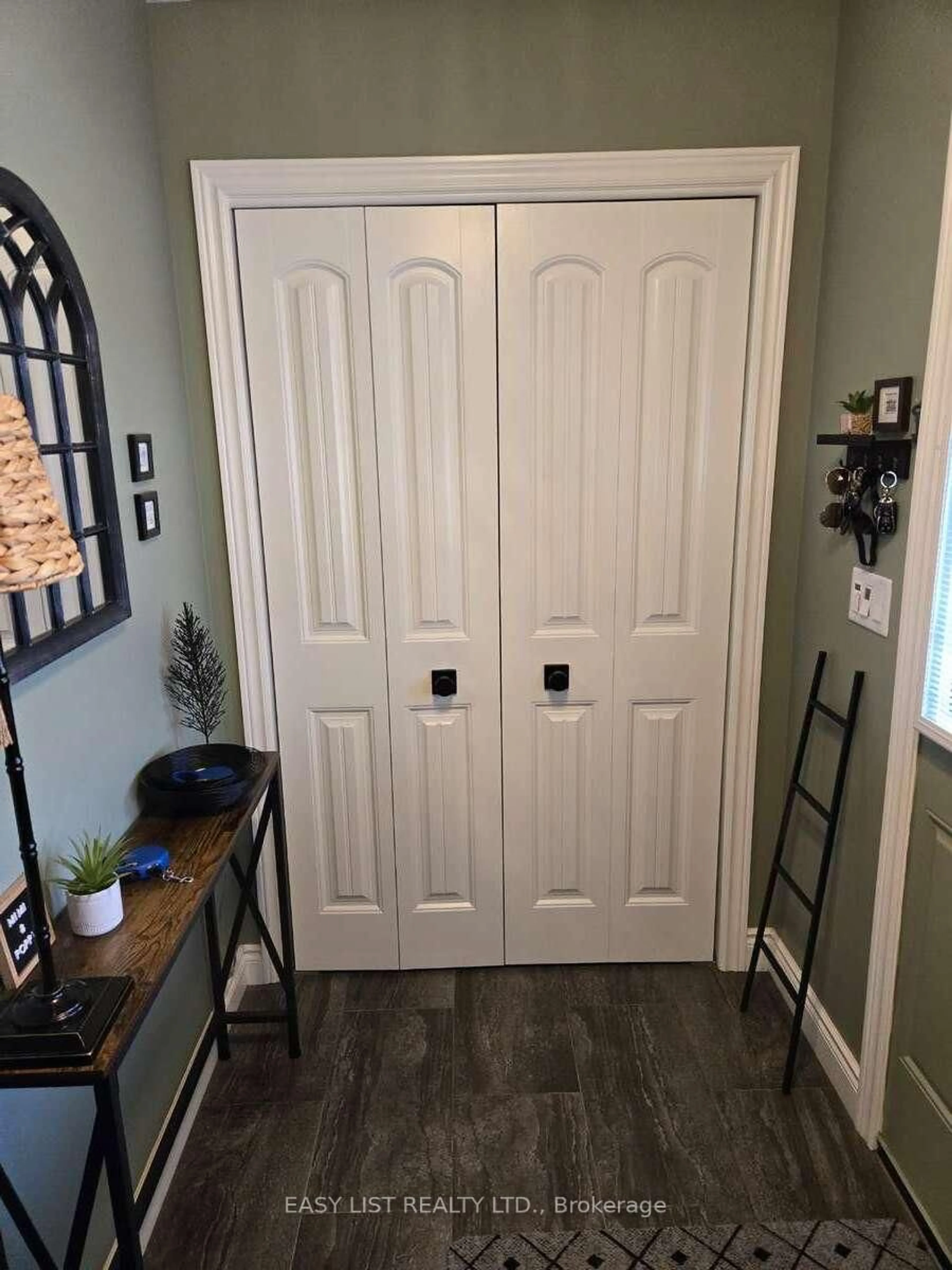 Indoor entryway for 40 Cortland Way, Brighton Ontario K0K 1H0