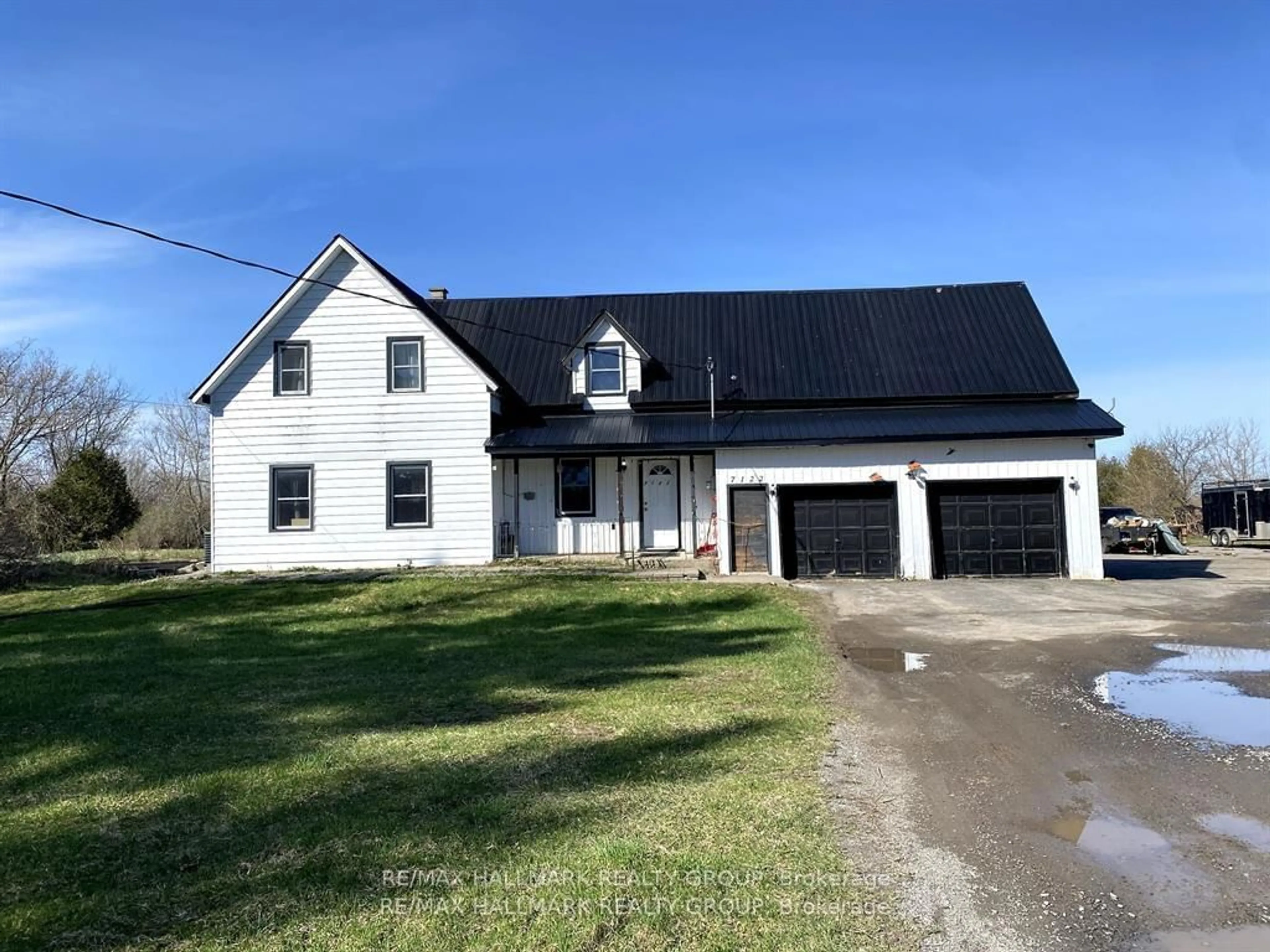 A pic from outside/outdoor area/front of a property/back of a property/a pic from drone, building for 7122 Bank St, Metcalfe Ontario K0A 2P0