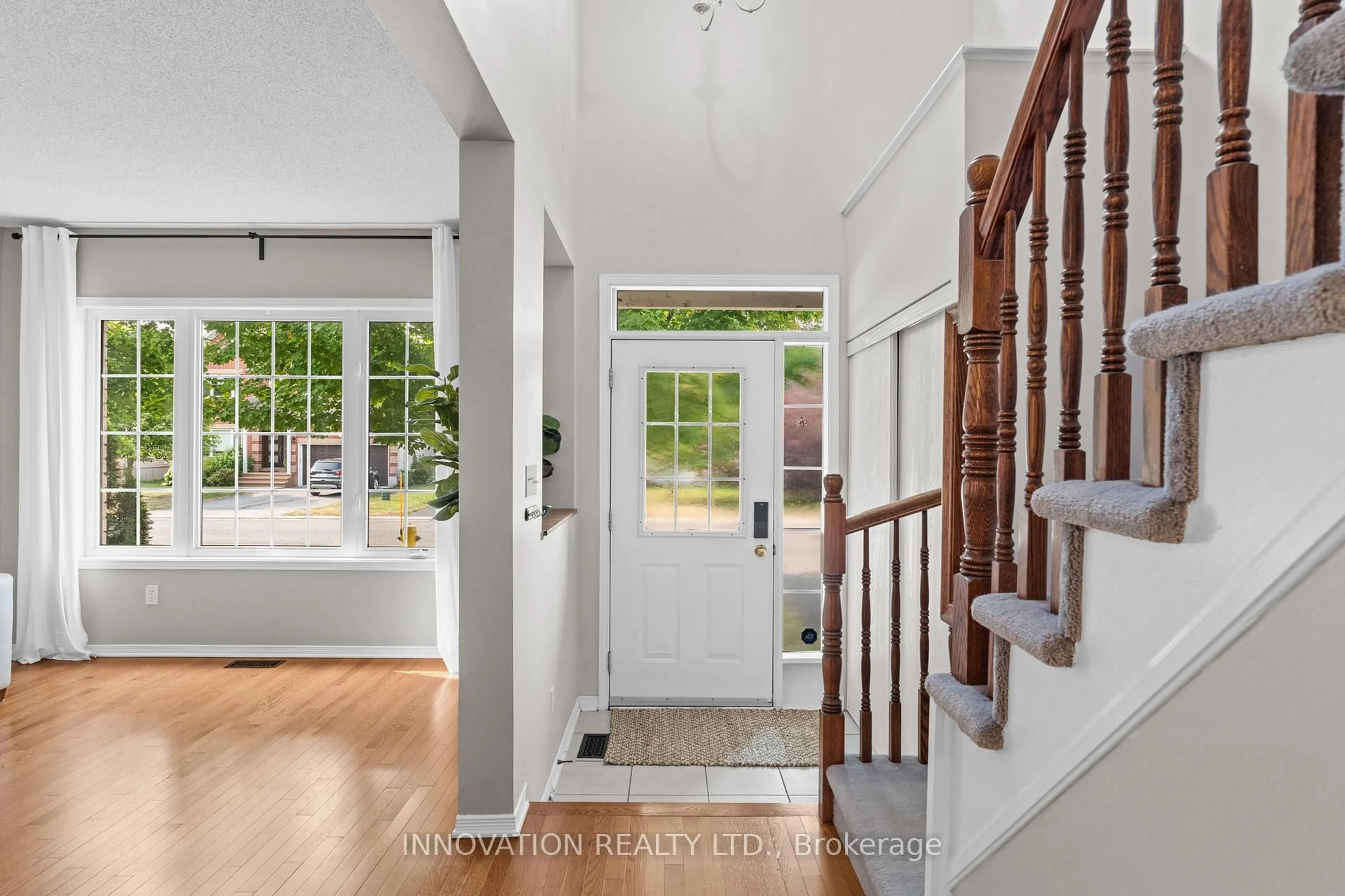 Indoor entryway for 92 Lamadeleine Blvd, Russell Ontario K0A 1W1