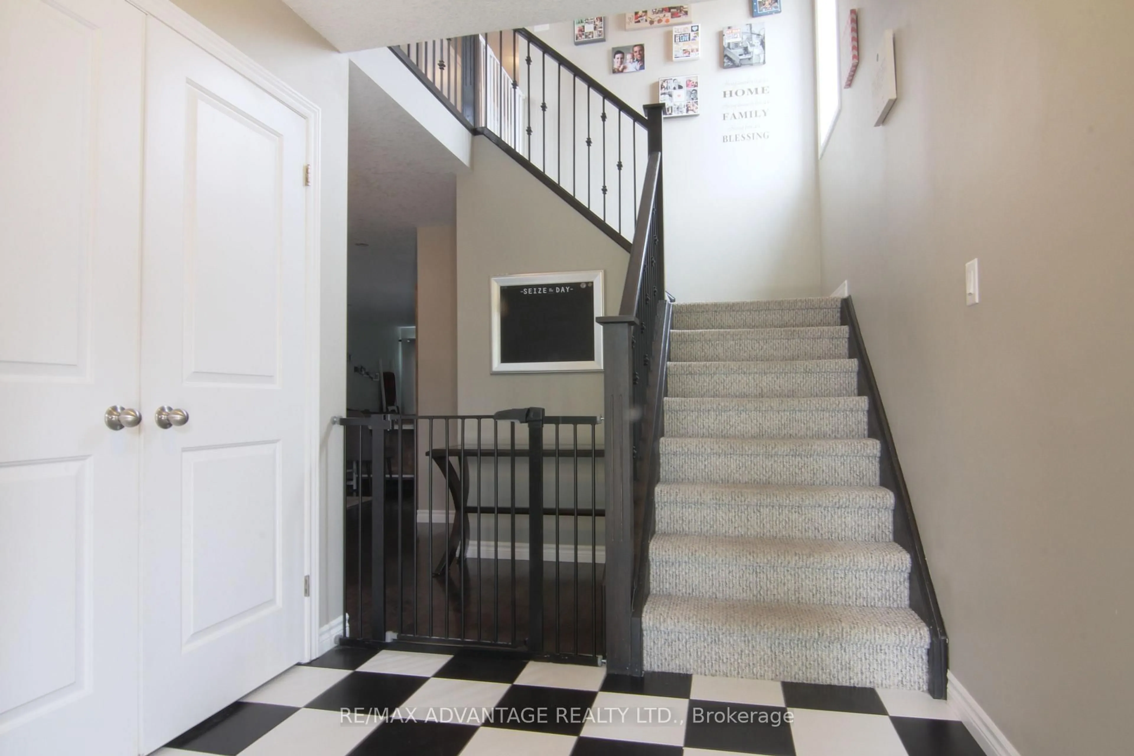 Indoor foyer for 3389 Emilycarr Lane, London South Ontario N6L 0A3