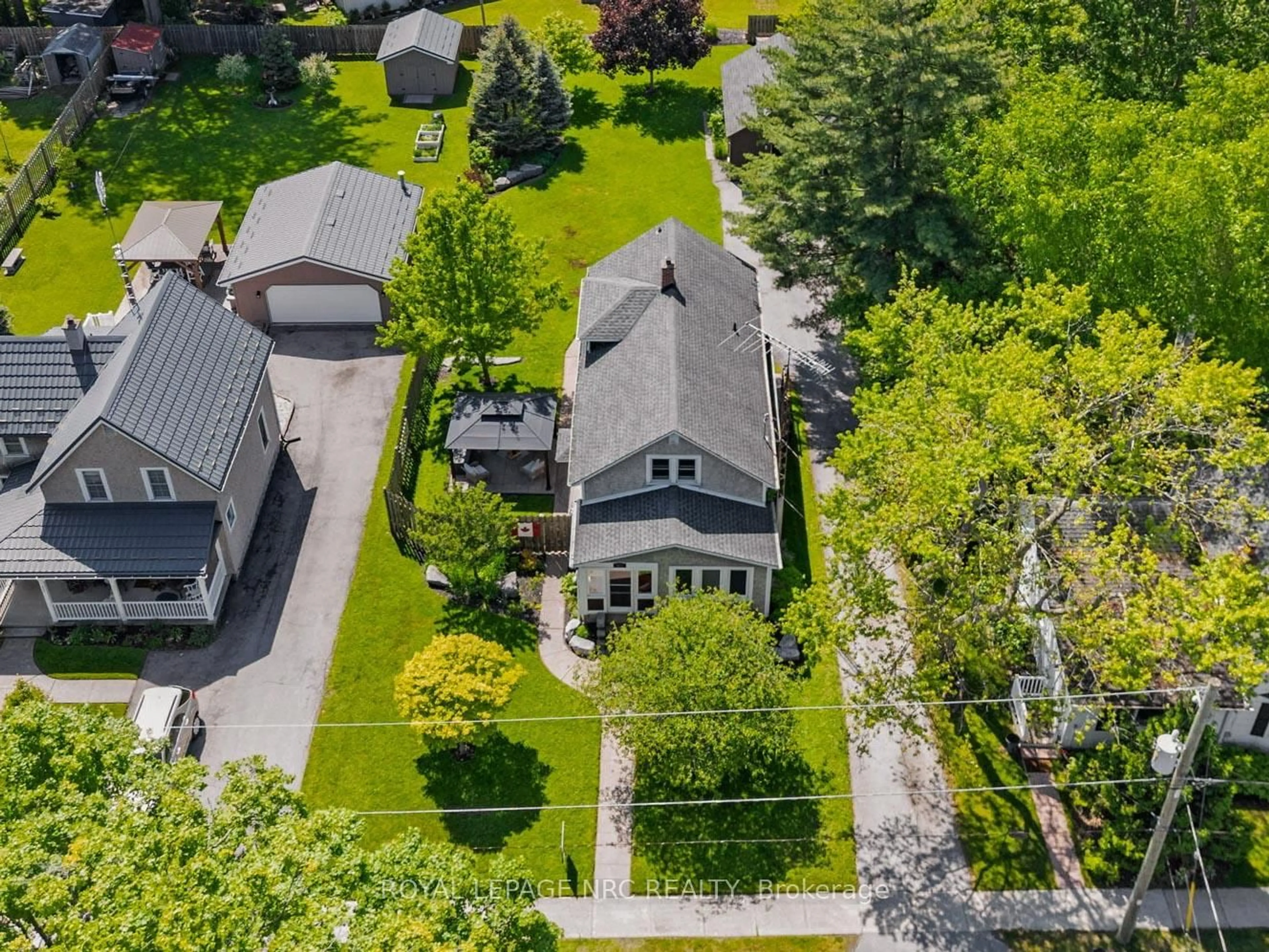 A pic from outside/outdoor area/front of a property/back of a property/a pic from drone, street for 457 North Mill St, Fort Erie Ontario L0S 1N0