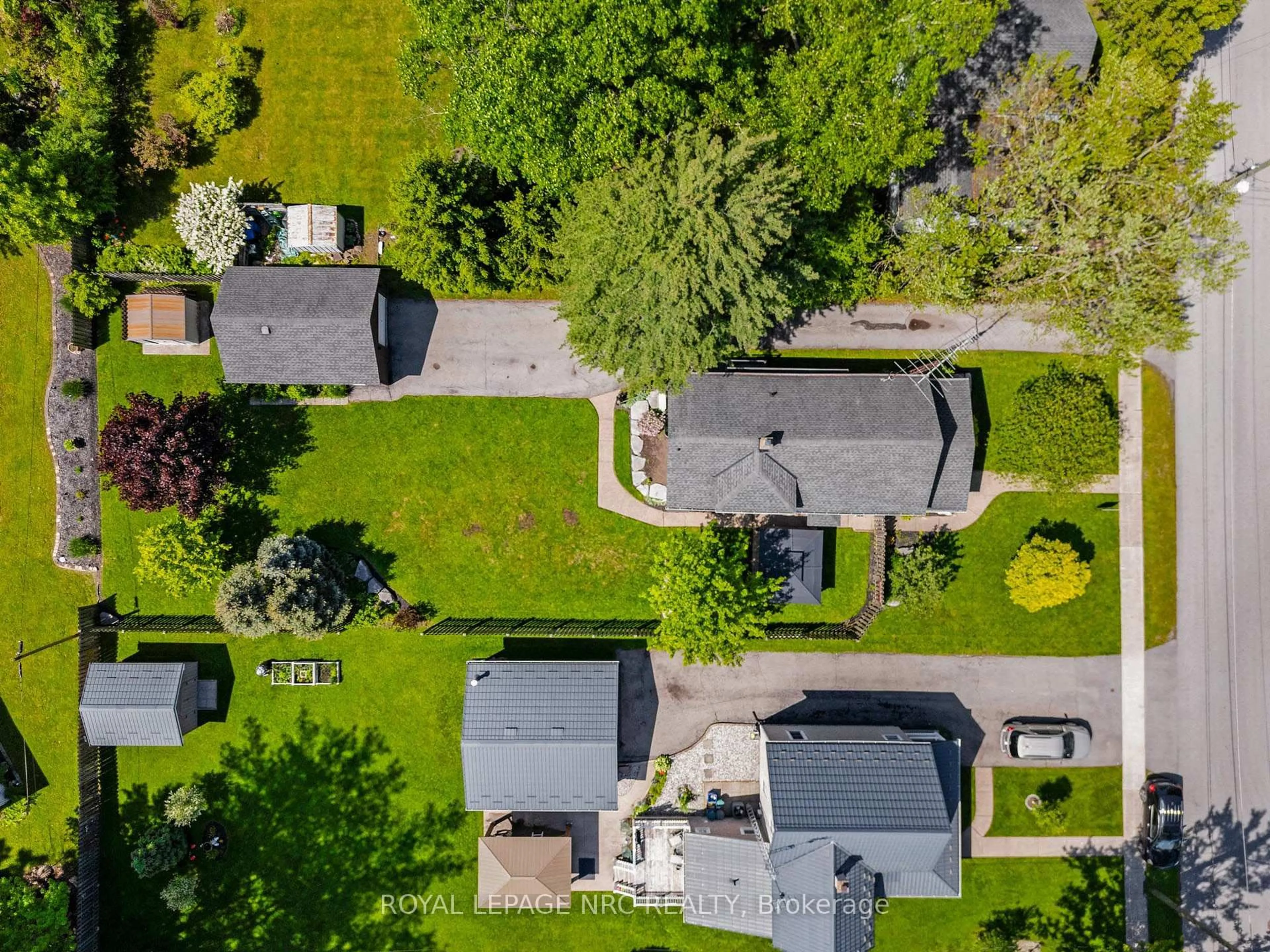 A pic from outside/outdoor area/front of a property/back of a property/a pic from drone, street for 457 North Mill St, Fort Erie Ontario L0S 1N0
