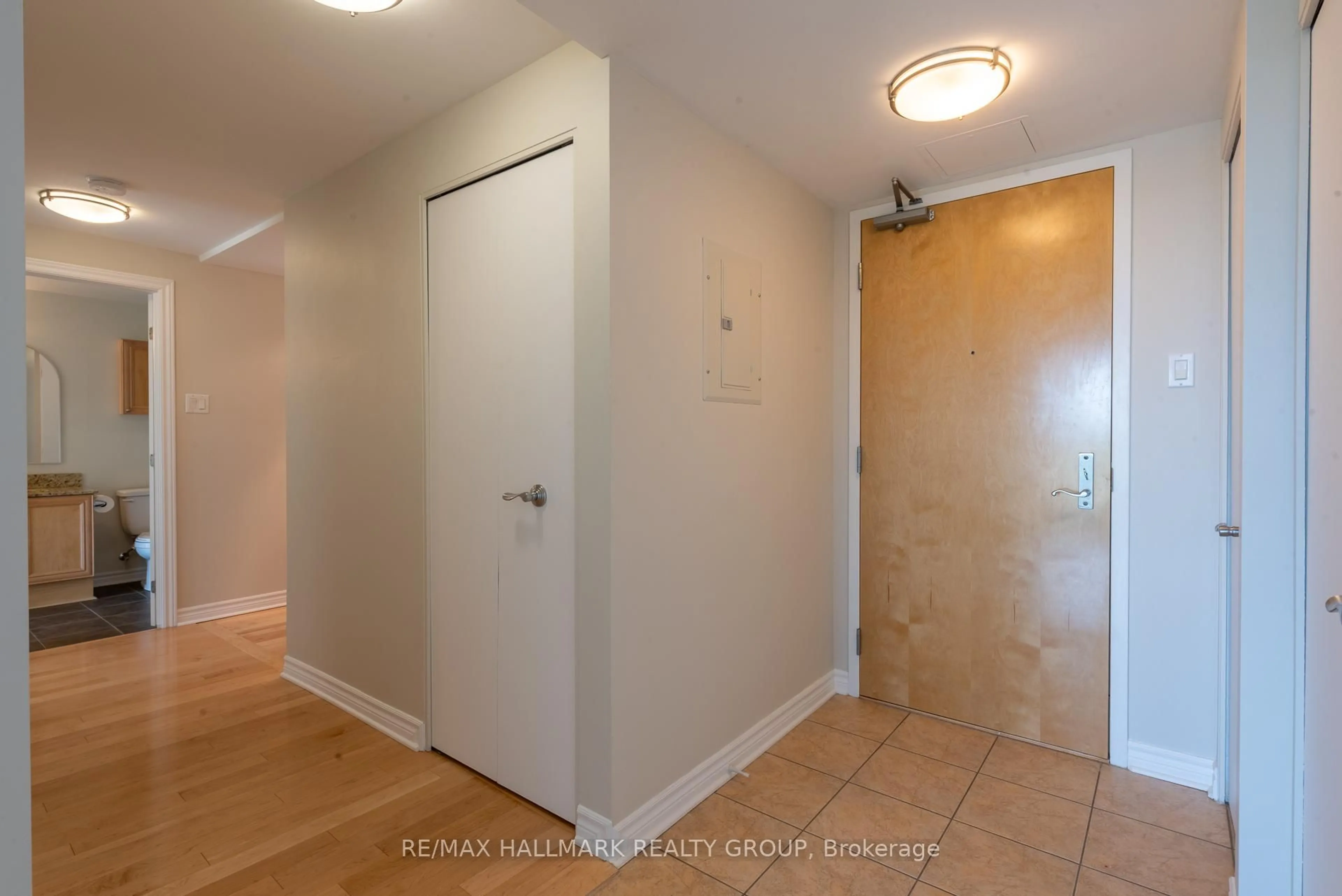 Indoor entryway for 200 Lett St #311, Ottawa Ontario K1R 0A7