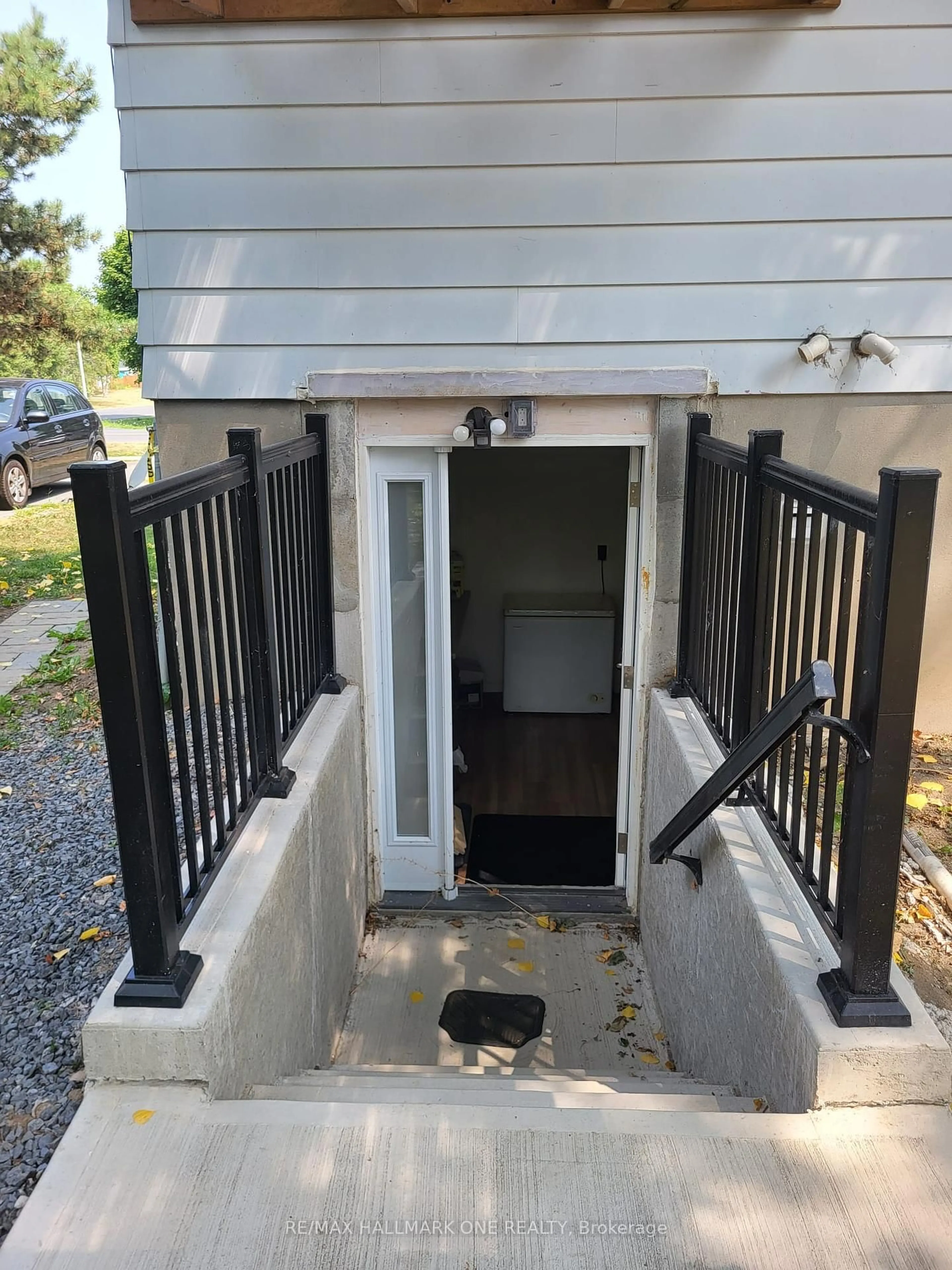 Indoor entryway for 68 SHERWOOD Ave, Loyalist Ontario K7N 1N5