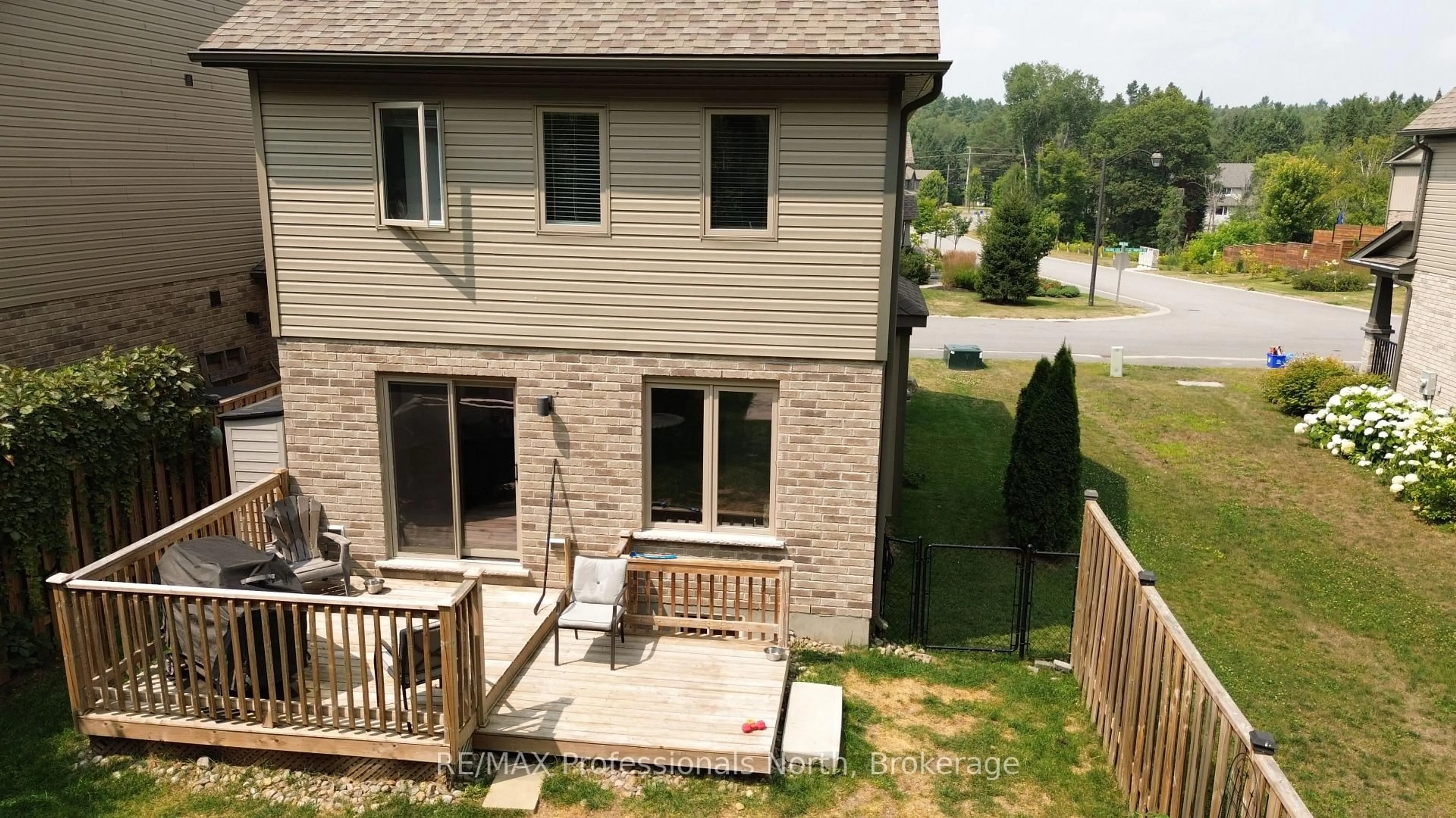 A pic from outside/outdoor area/front of a property/back of a property/a pic from drone, unknown for 8 Spalding Cres, Huntsville Ontario P1H 1C9