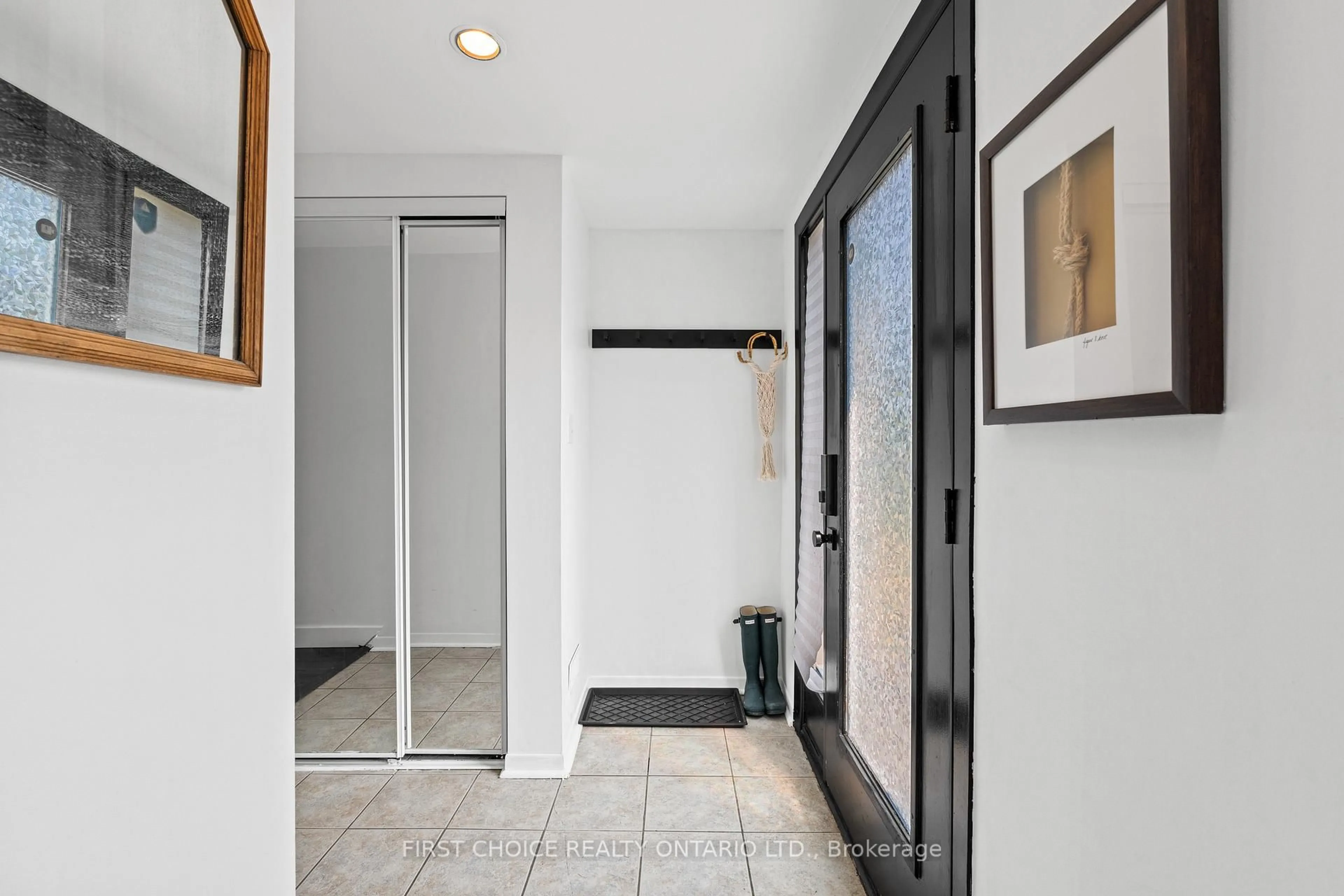 Indoor entryway for 10 Campbell Reid Crt, Ottawa Ontario K2K 1X7