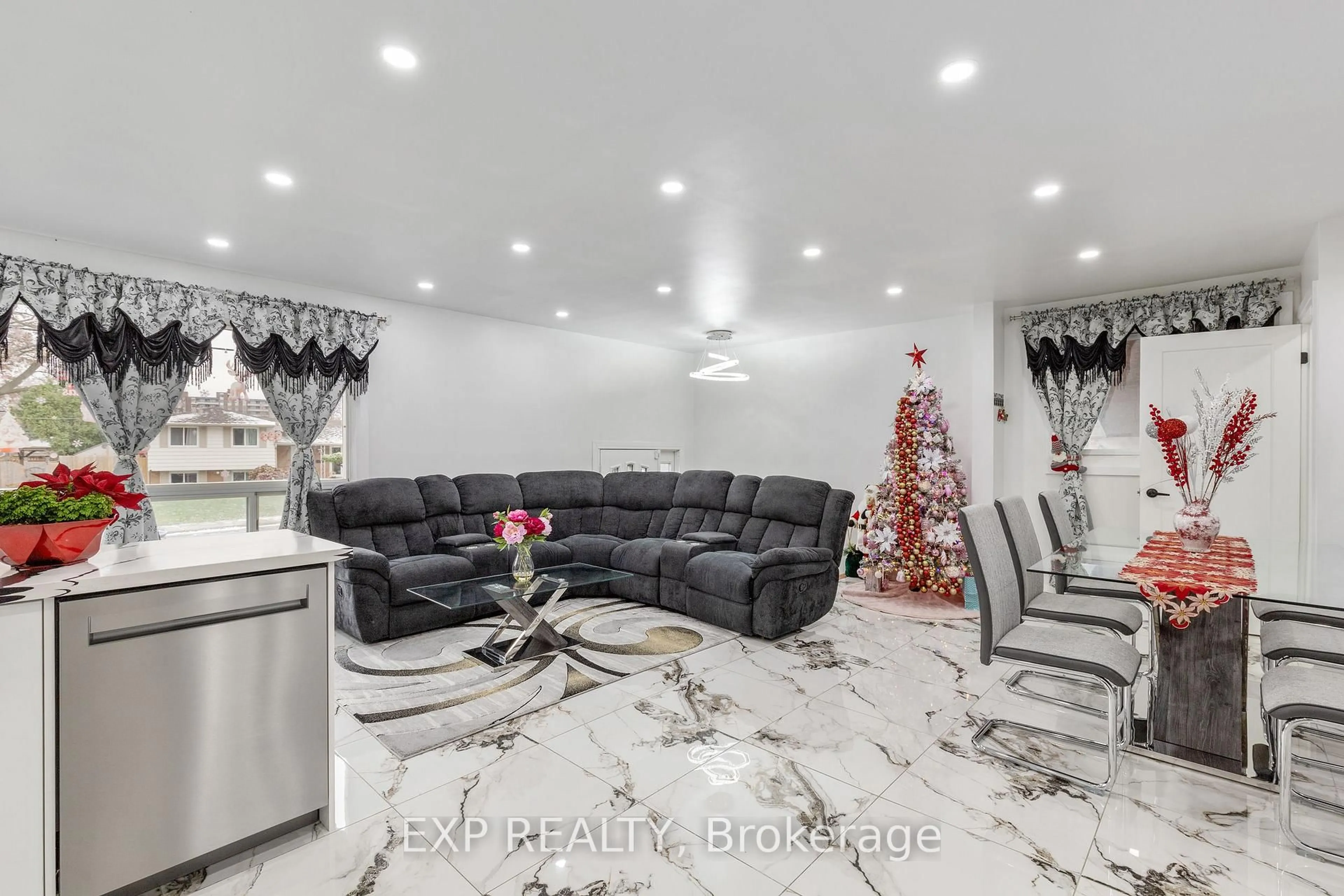 Home theater for 96 Gainsborough Rd, Hamilton Ontario L8E 1E1