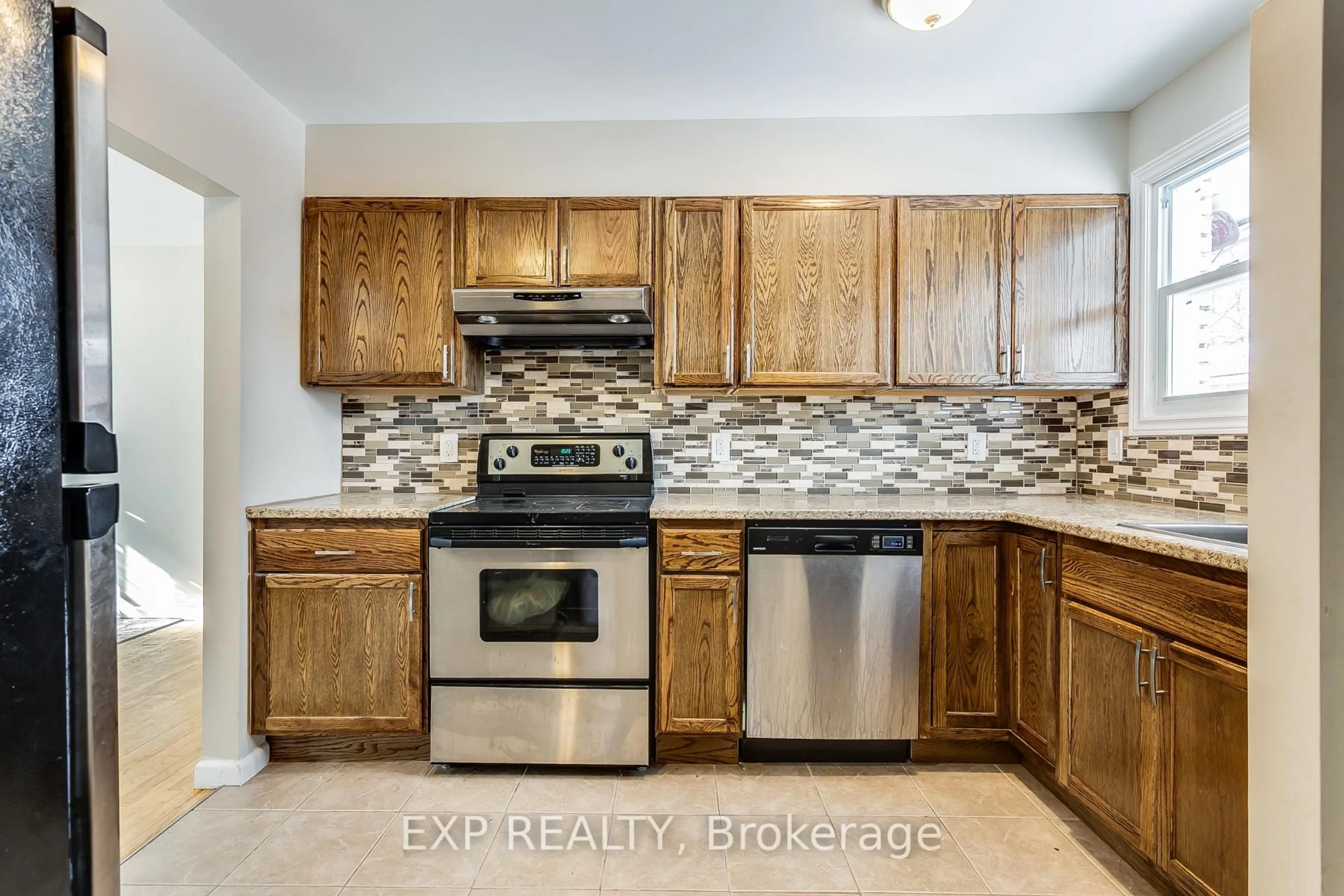 Standard kitchen, ceramic/tile floor for 655 Gardenvale Rd, Ottawa Ontario K1K 1E3