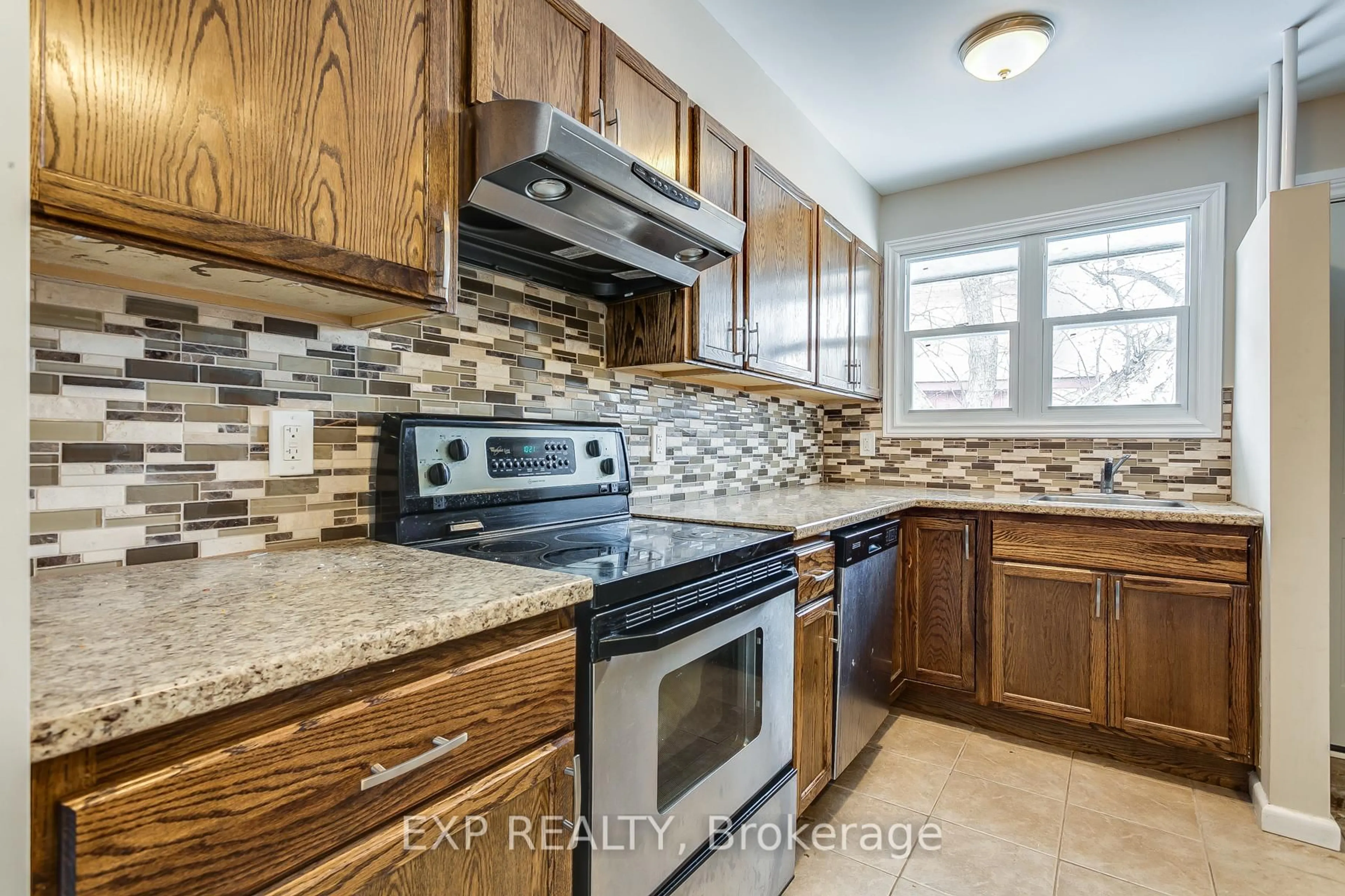 Standard kitchen, ceramic/tile floor for 655 Gardenvale Rd, Ottawa Ontario K1K 1E3