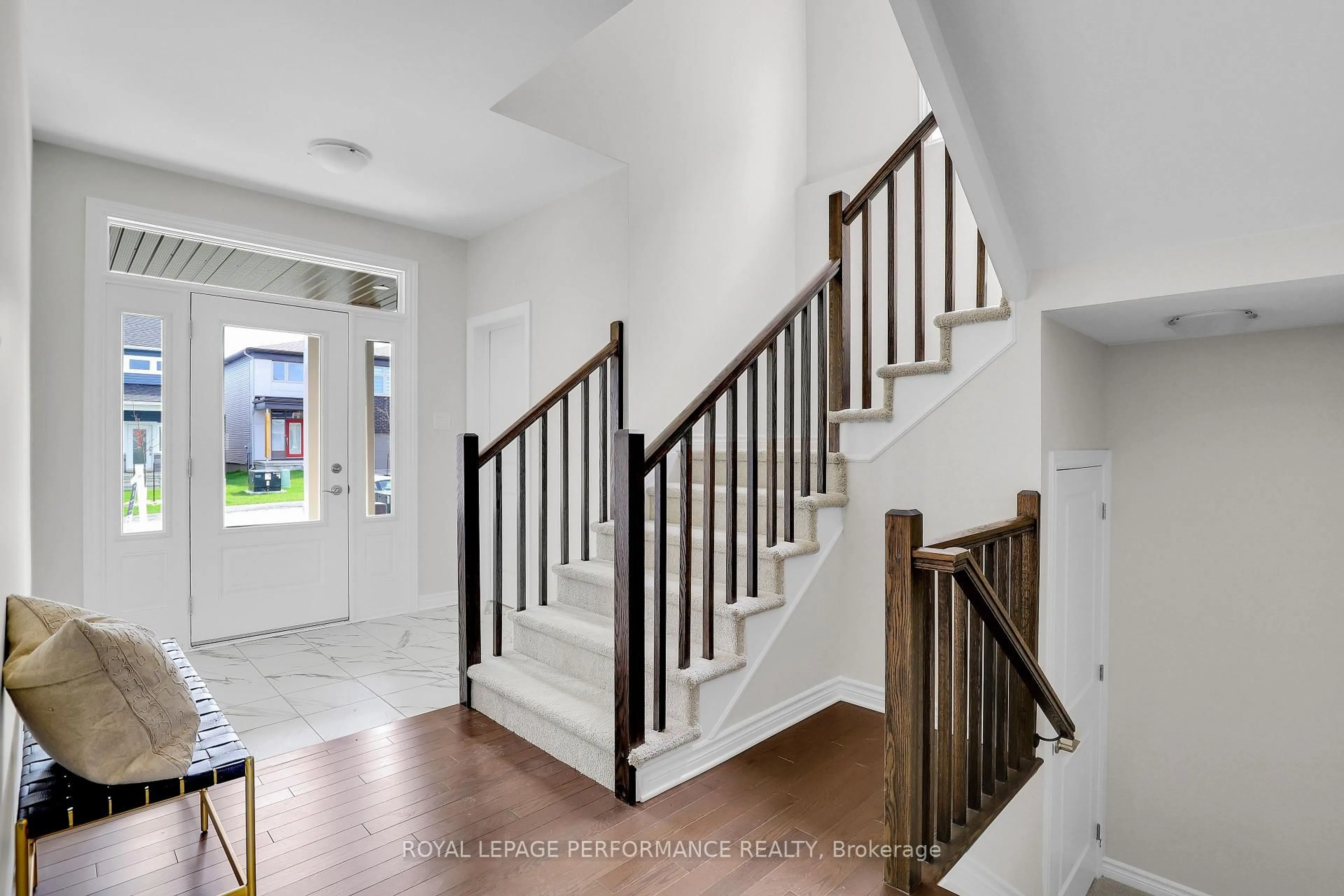 Indoor entryway for 87 Esban Dr, Gloucester Ontario K1X 0H3