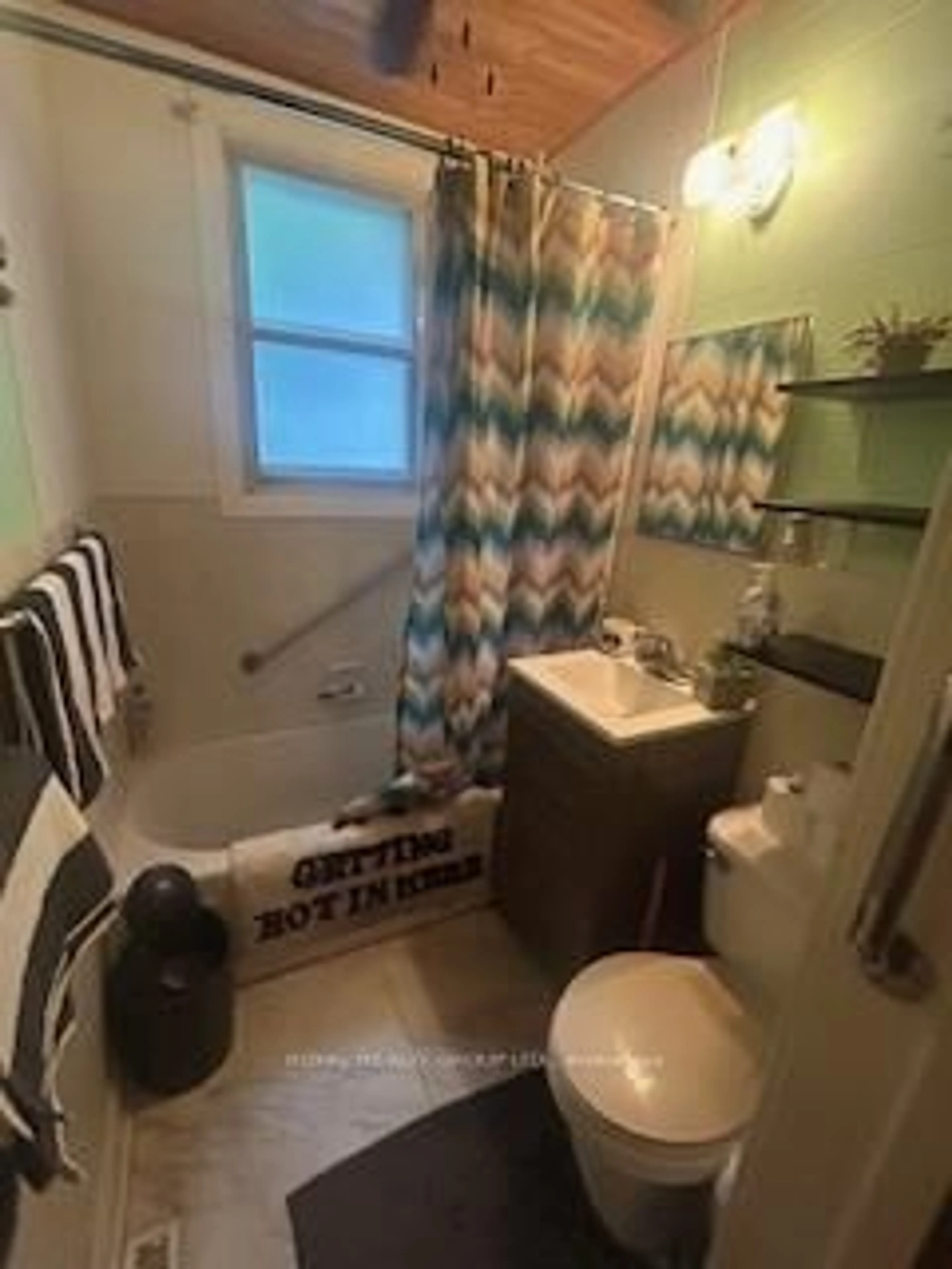 Standard bathroom, unknown for 629 Harold St, Thunder Bay Ontario P7C 4E4