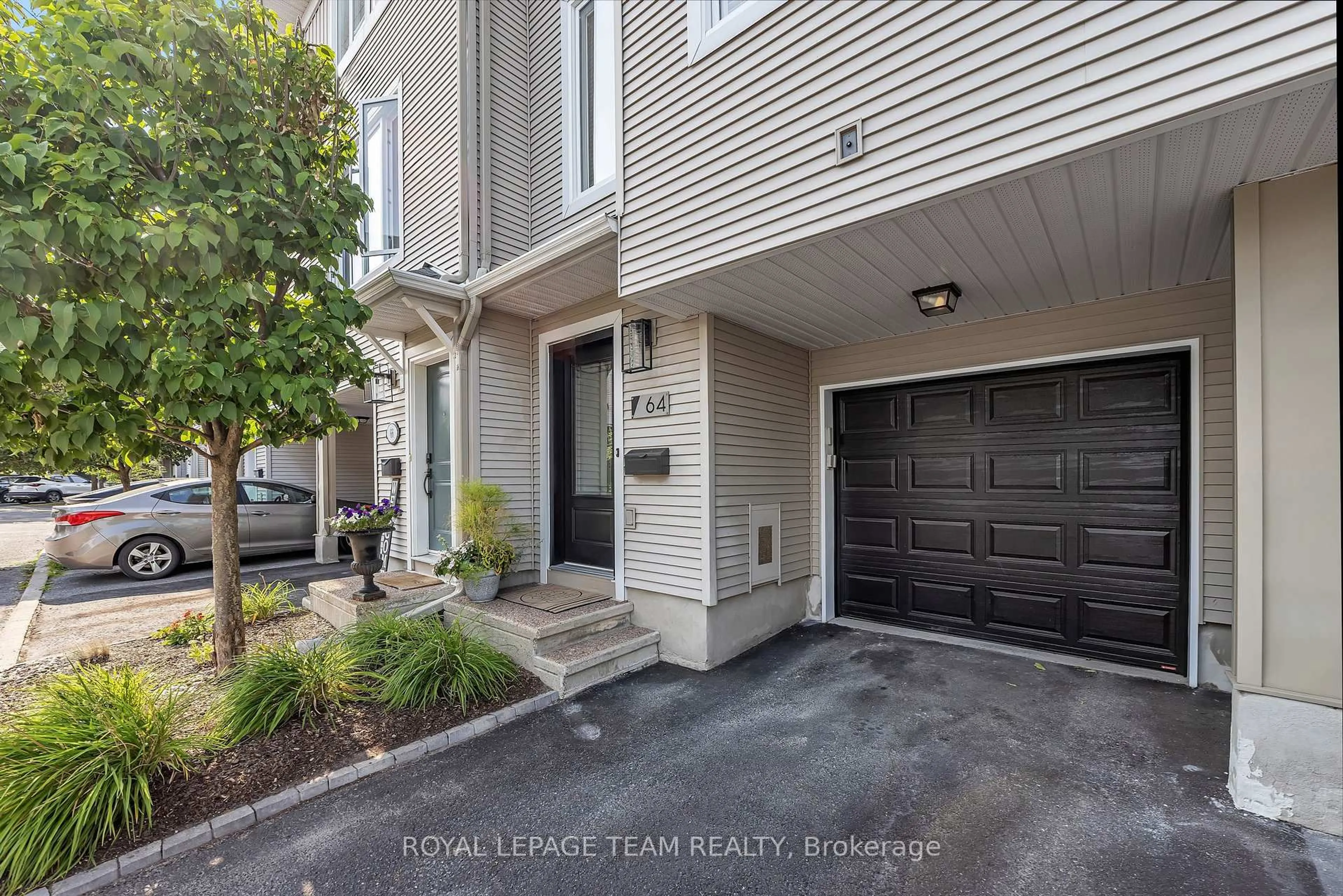 Indoor entryway for 64 Songbird Private, Ottawa Ontario K2H 0A2