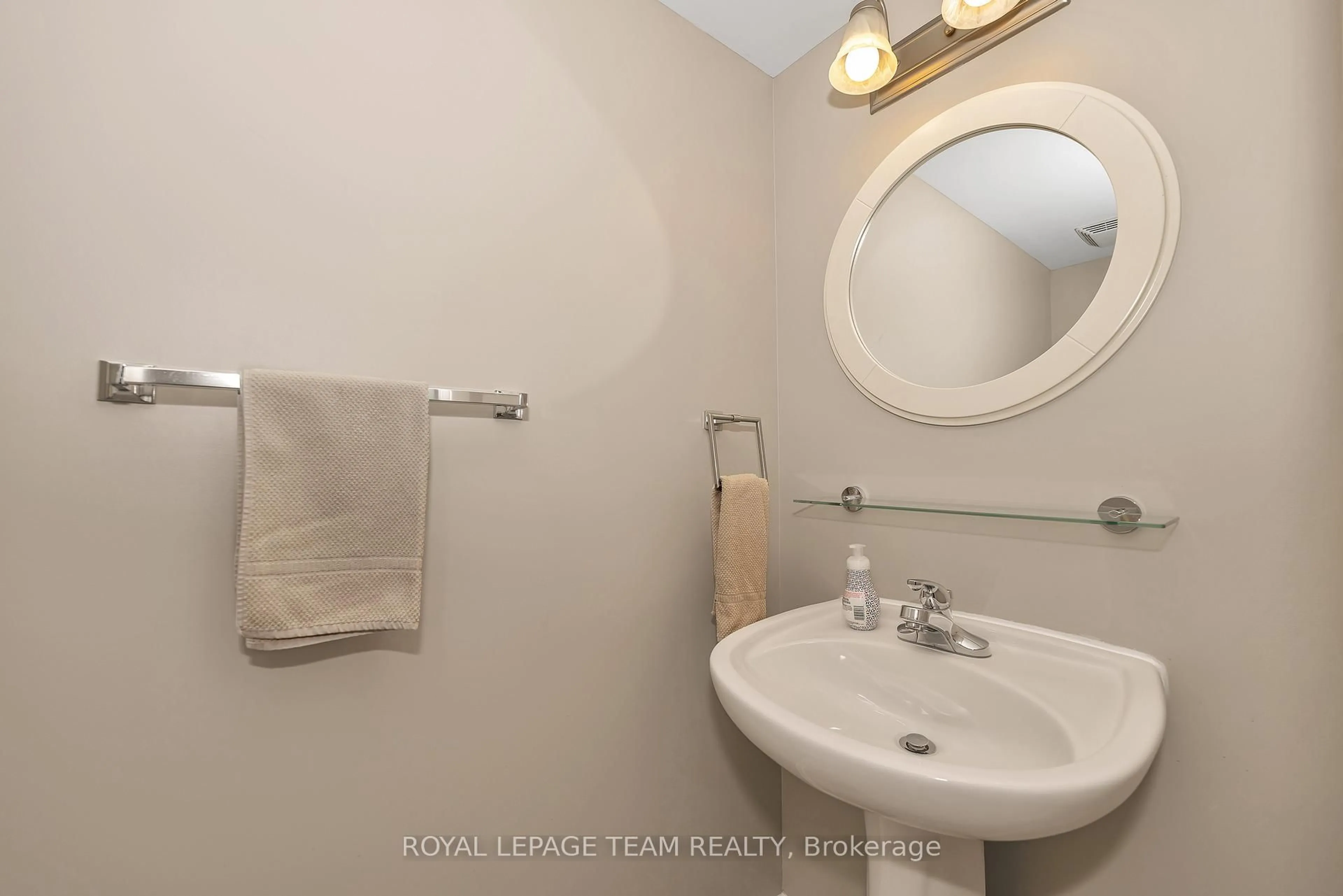 Standard bathroom, ceramic/tile floor for 64 Songbird Private, Ottawa Ontario K2H 0A2