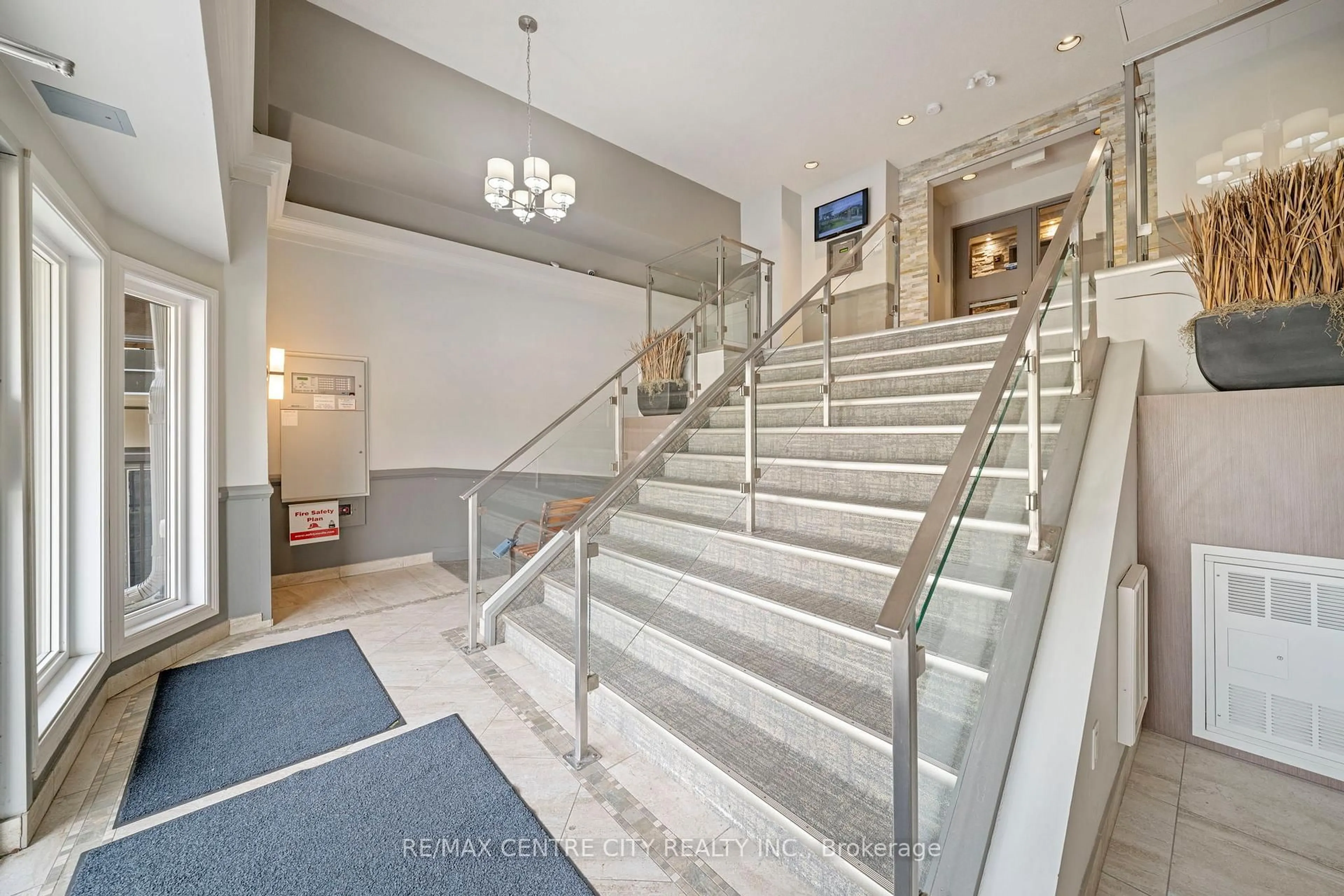 Indoor foyer for 9 Jacksway Cres #202, London North Ontario N5X 3T7