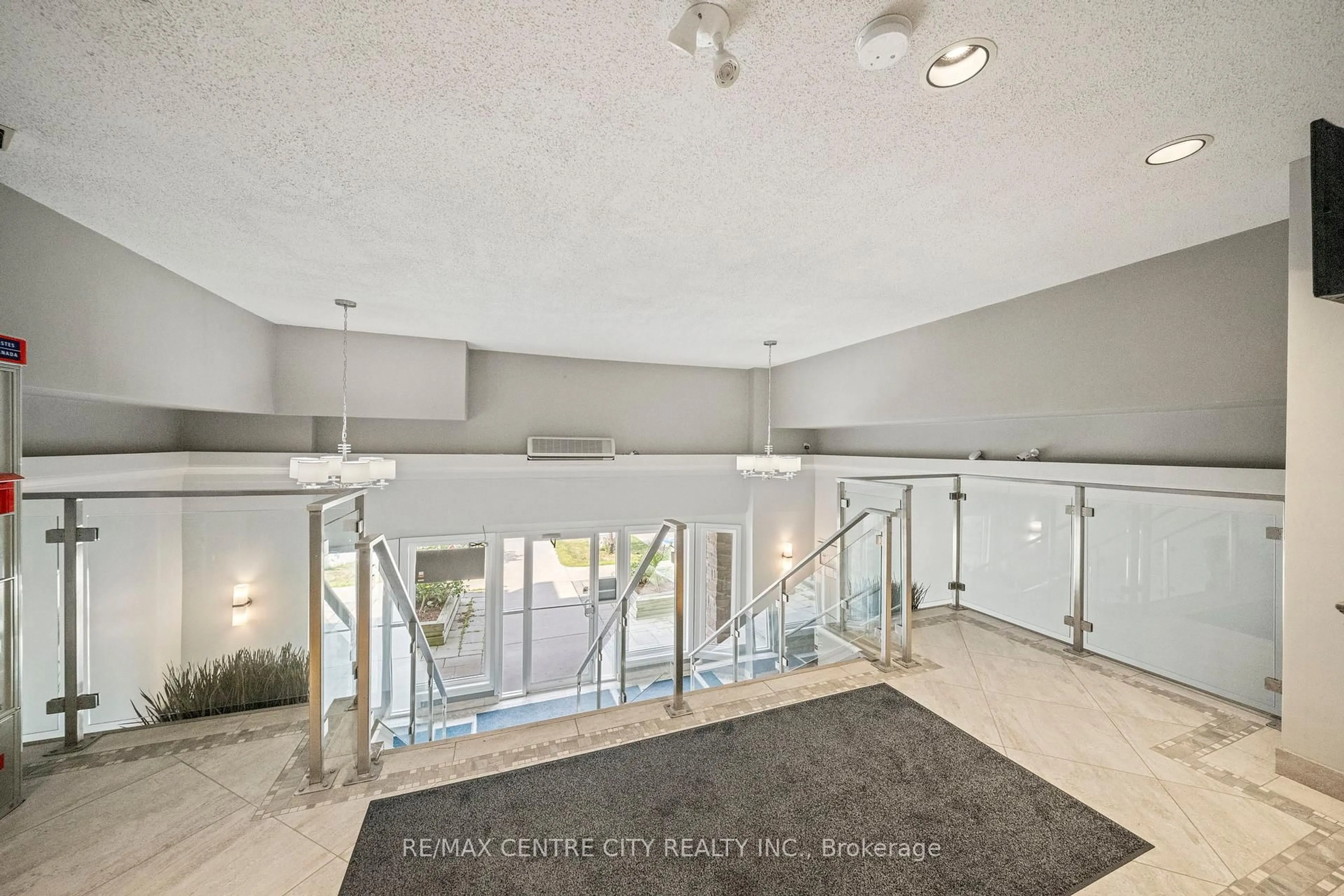 Indoor foyer for 9 Jacksway Cres #202, London North Ontario N5X 3T7