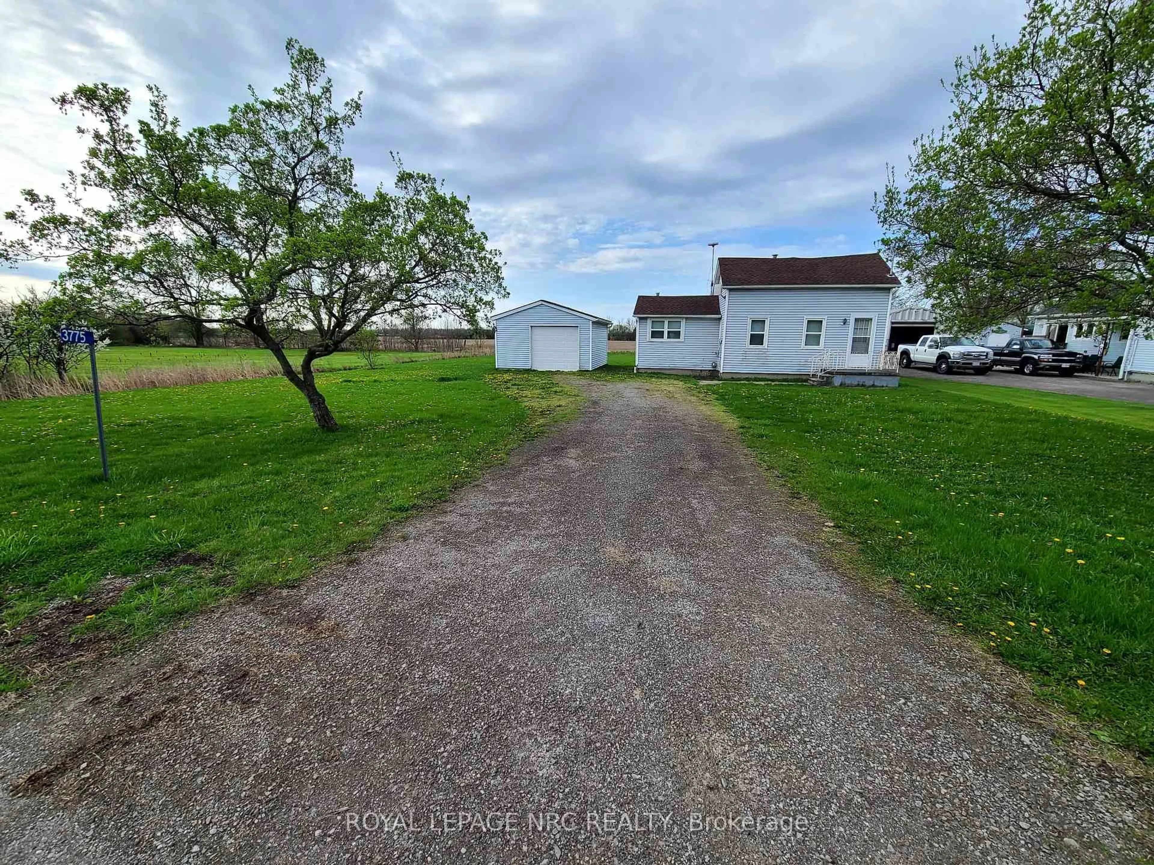 A pic from outside/outdoor area/front of a property/back of a property/a pic from drone, street for 3775 NETHERBY Rd, Fort Erie Ontario L0S 1S0