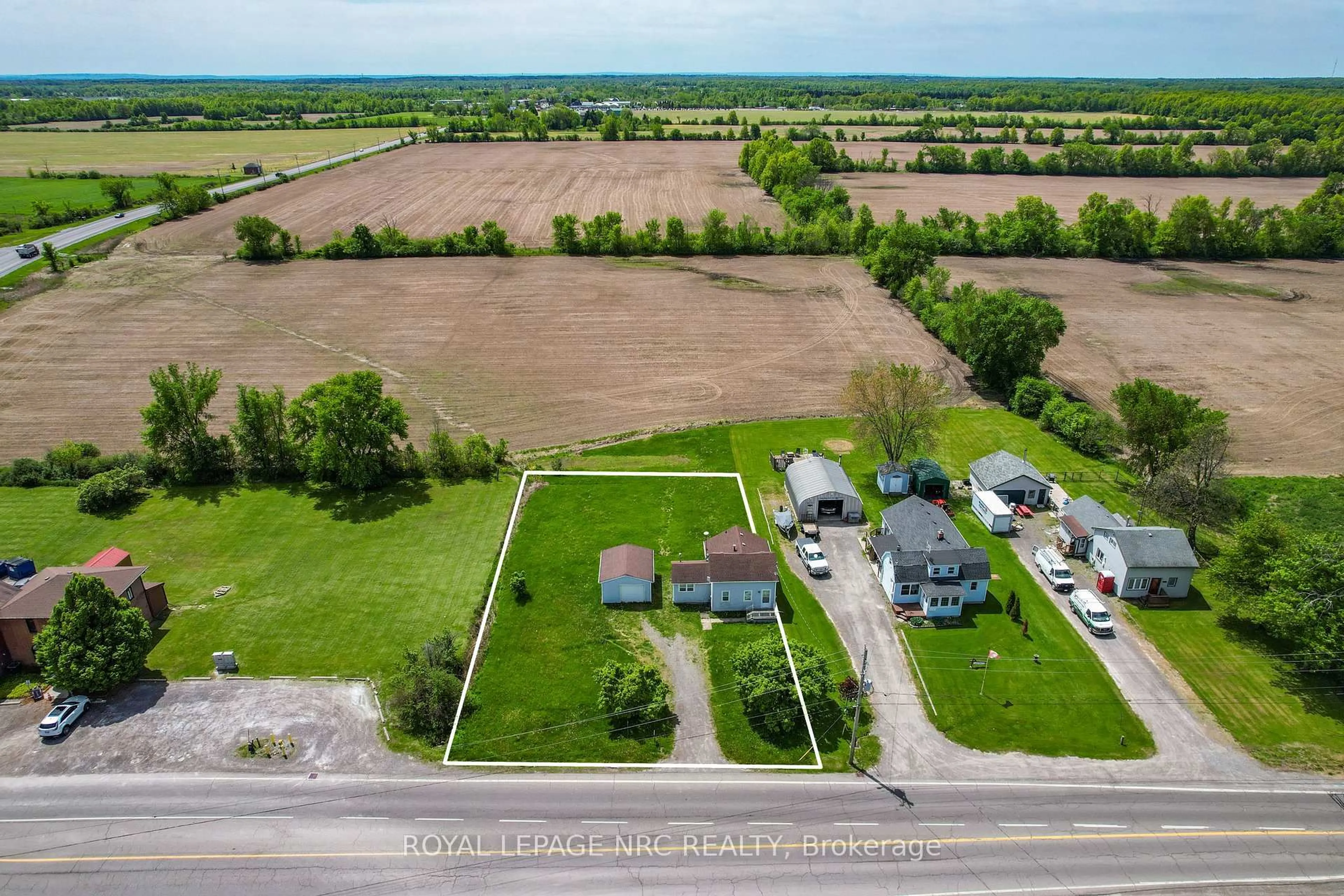 A pic from outside/outdoor area/front of a property/back of a property/a pic from drone, street for 3775 NETHERBY Rd, Fort Erie Ontario L0S 1S0
