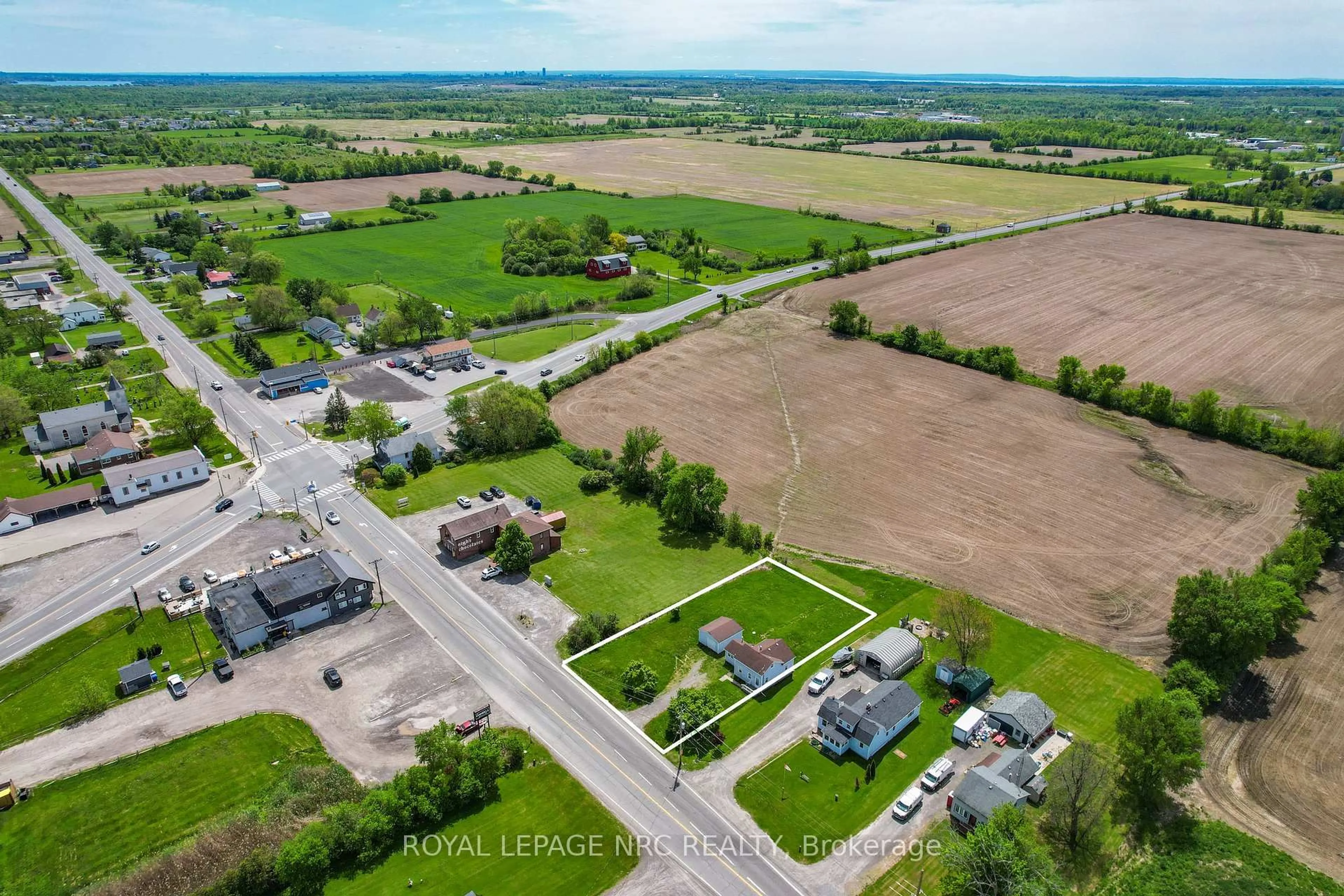A pic from outside/outdoor area/front of a property/back of a property/a pic from drone, street for 3775 NETHERBY Rd, Fort Erie Ontario L0S 1S0
