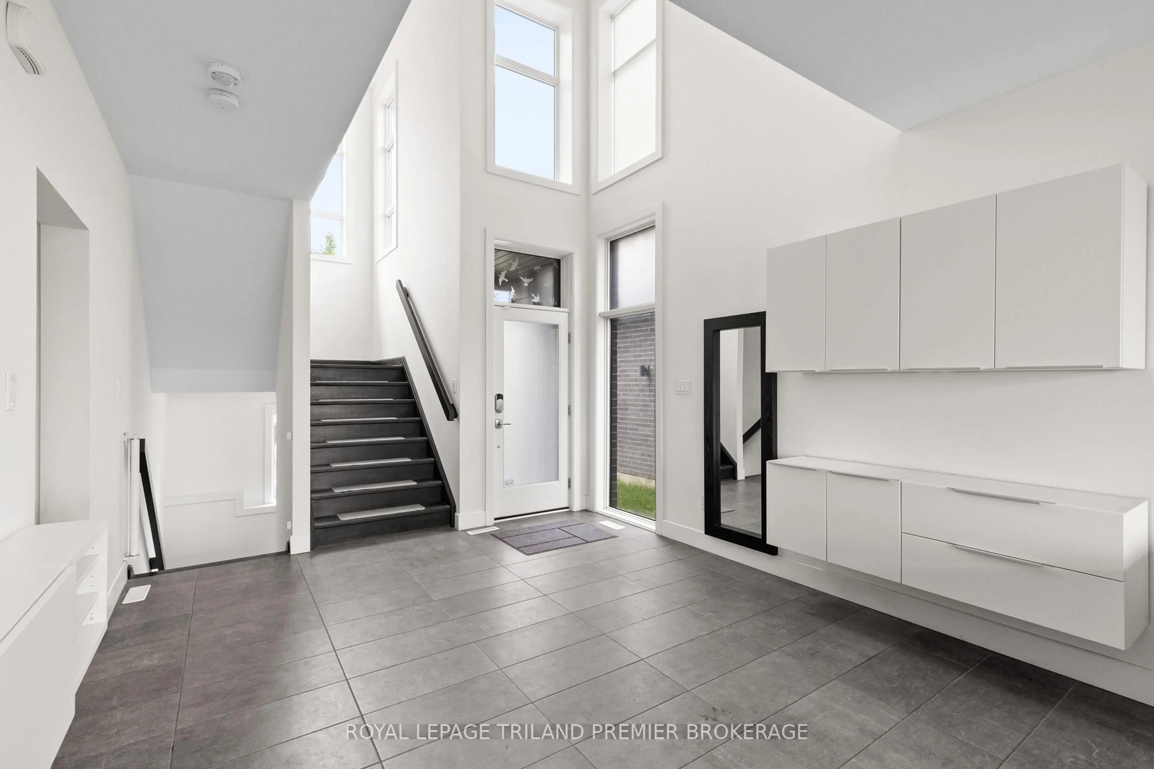 Indoor foyer for 2054 Wateroak Dr, London North Ontario N6G 5B4