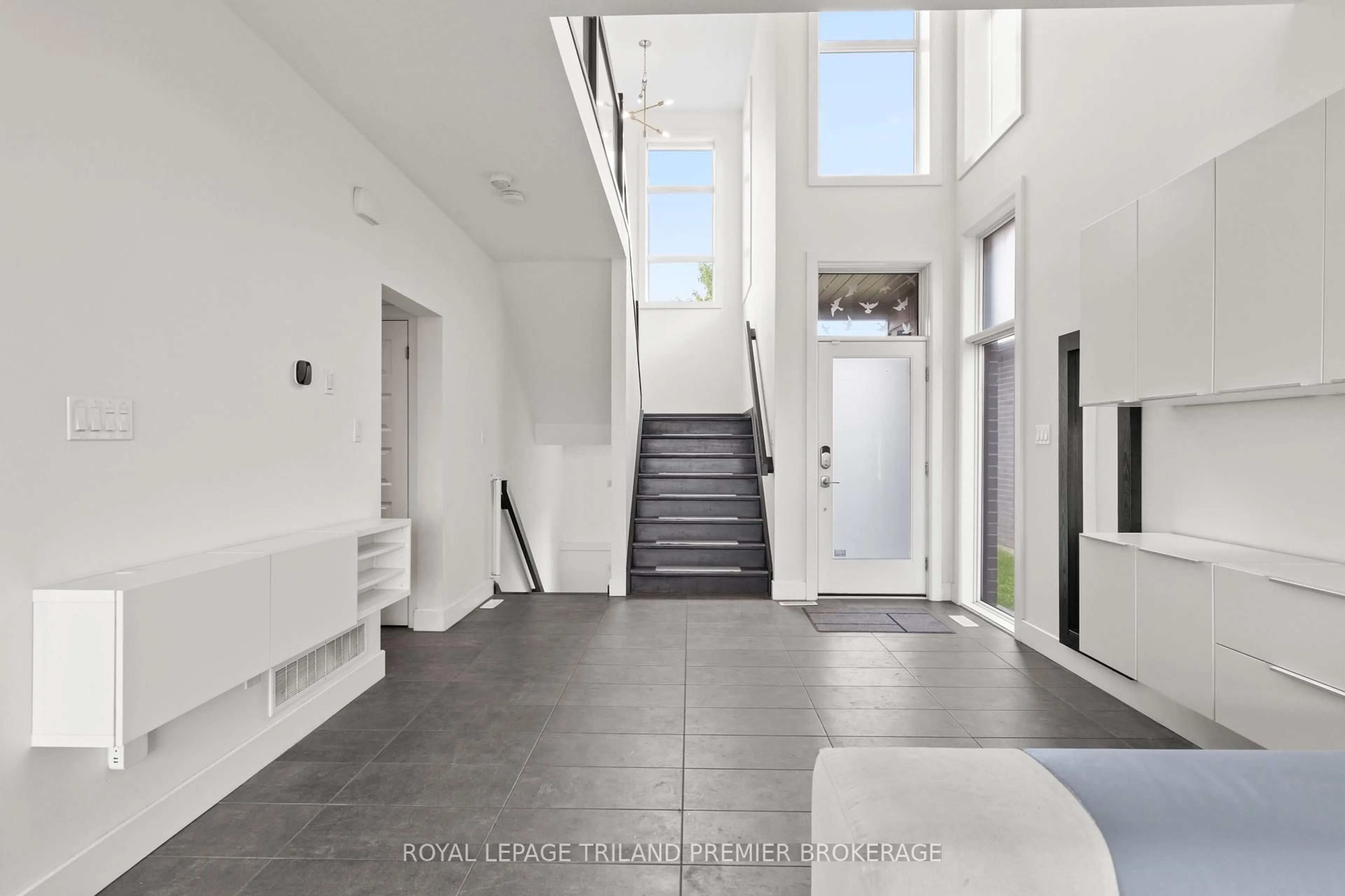 Indoor foyer for 2054 Wateroak Dr, London North Ontario N6G 5B4